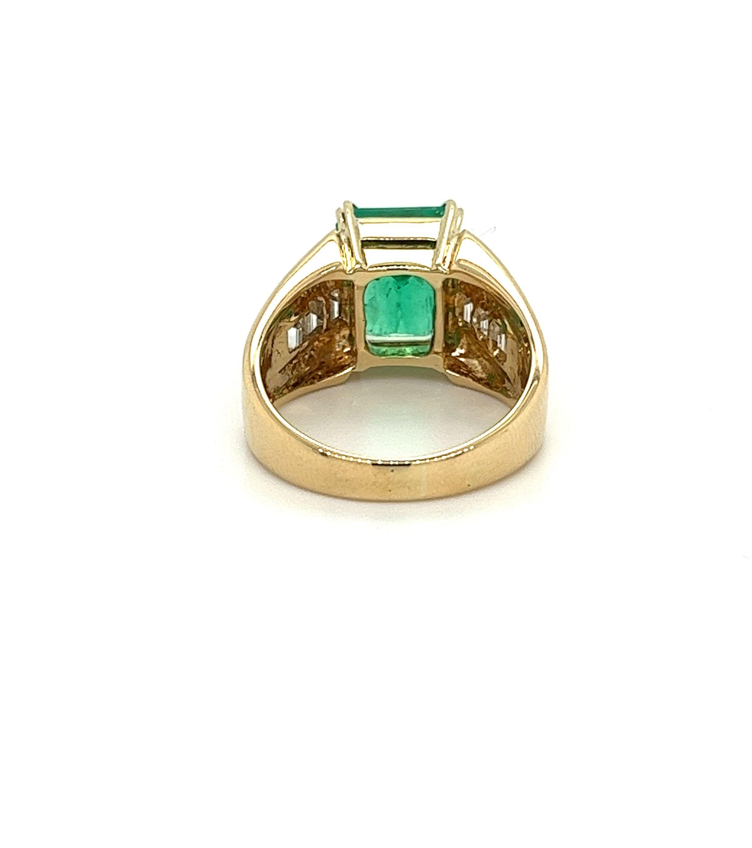 4.60 Carat Natural Colombian Emerald & Baguette Diamonds in 14K Gold Unisex Ring For Sale 2