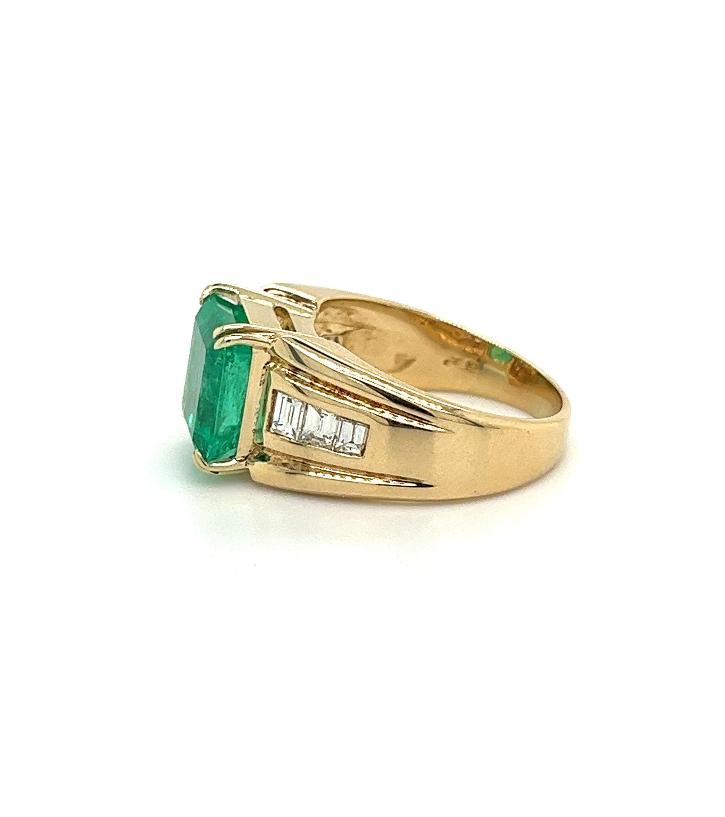 4.60 Carat Natural Colombian Emerald & Baguette Diamonds in 14K Gold Unisex Ring For Sale 3
