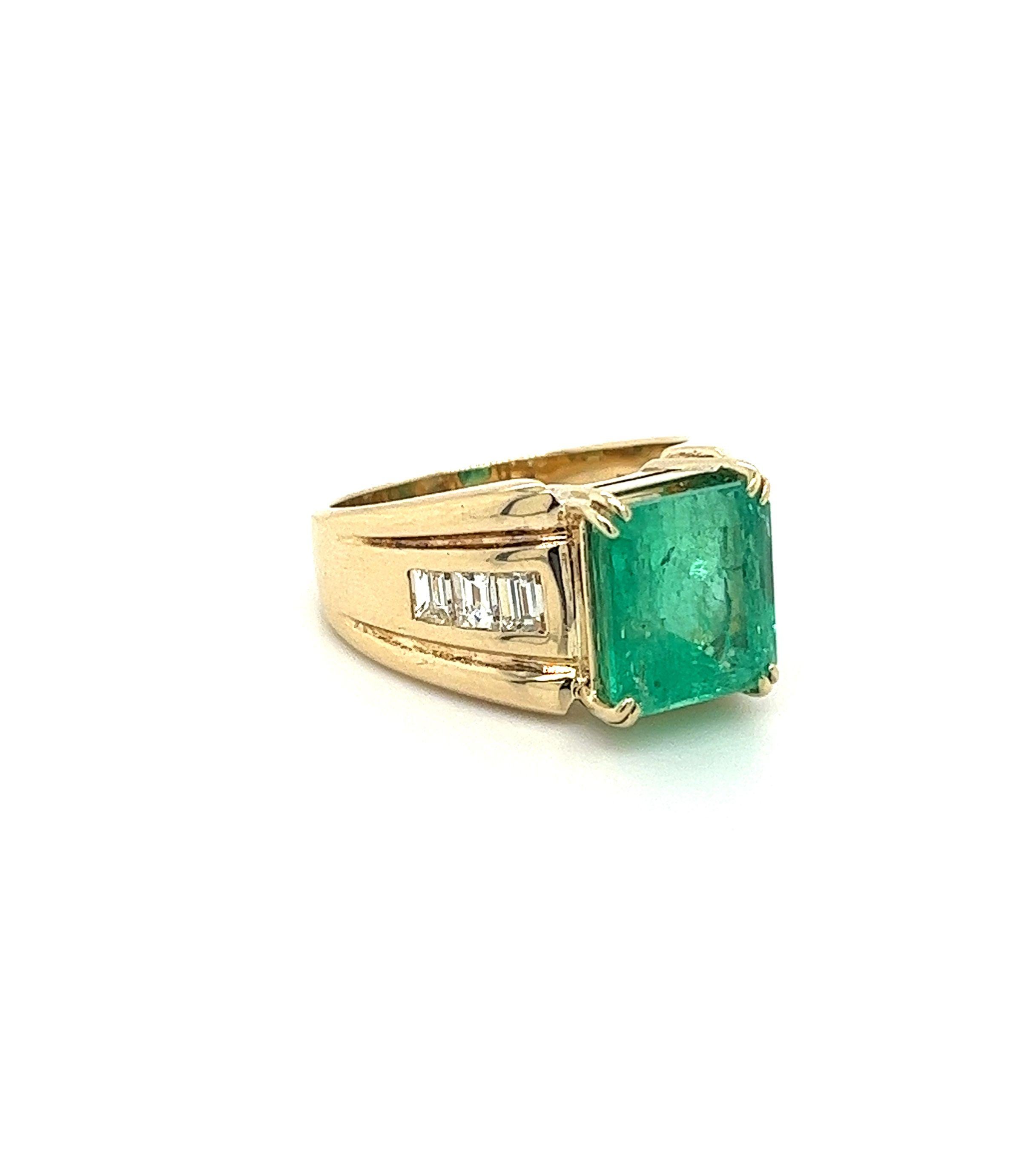 4.60 Carat Natural Colombian Emerald & Baguette Diamonds in 14K Gold Unisex Ring For Sale 4