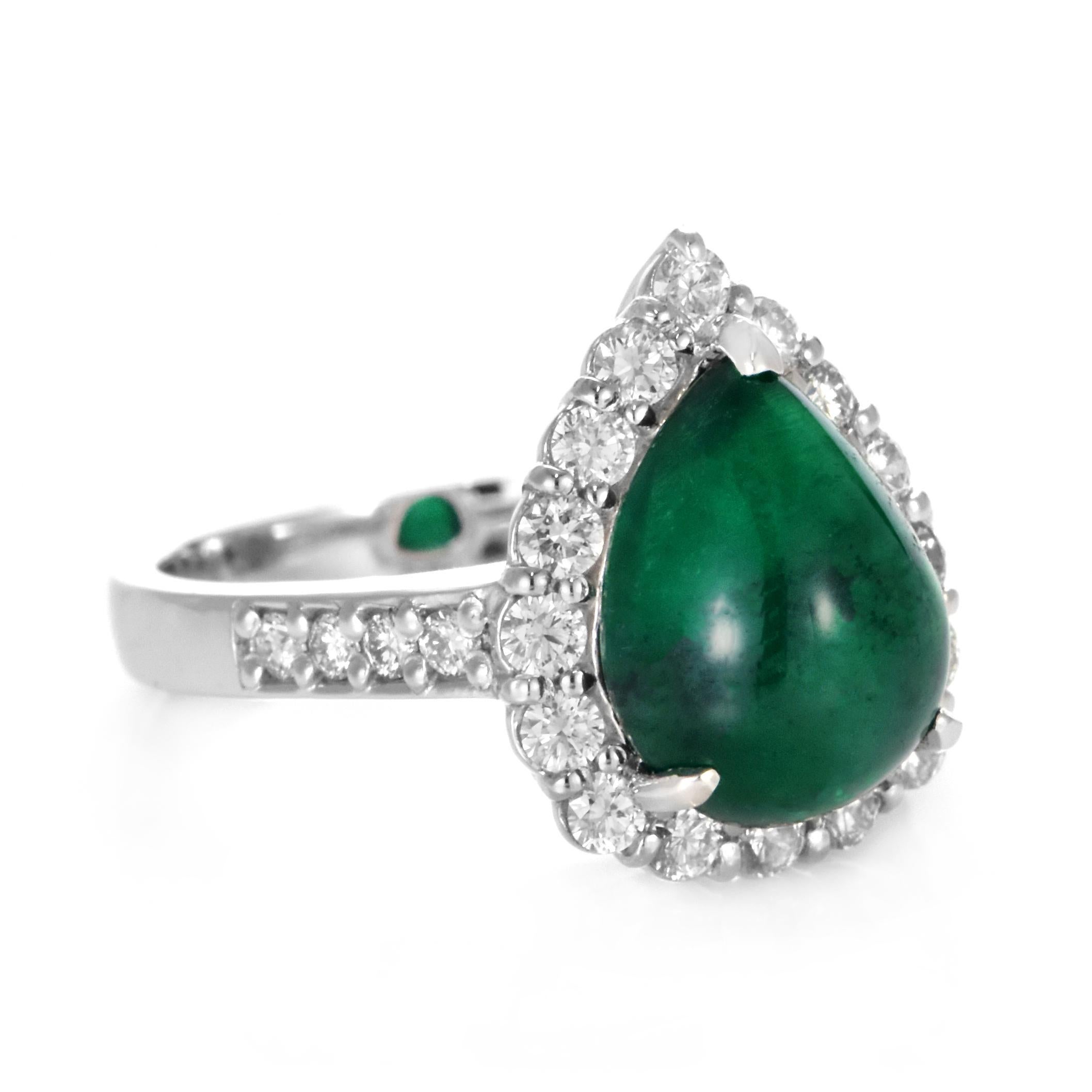 4.60 Carat Natural Emerald Cabochon and Diamond Halo Ring Made in Platinum In New Condition For Sale In Tokyo, JP