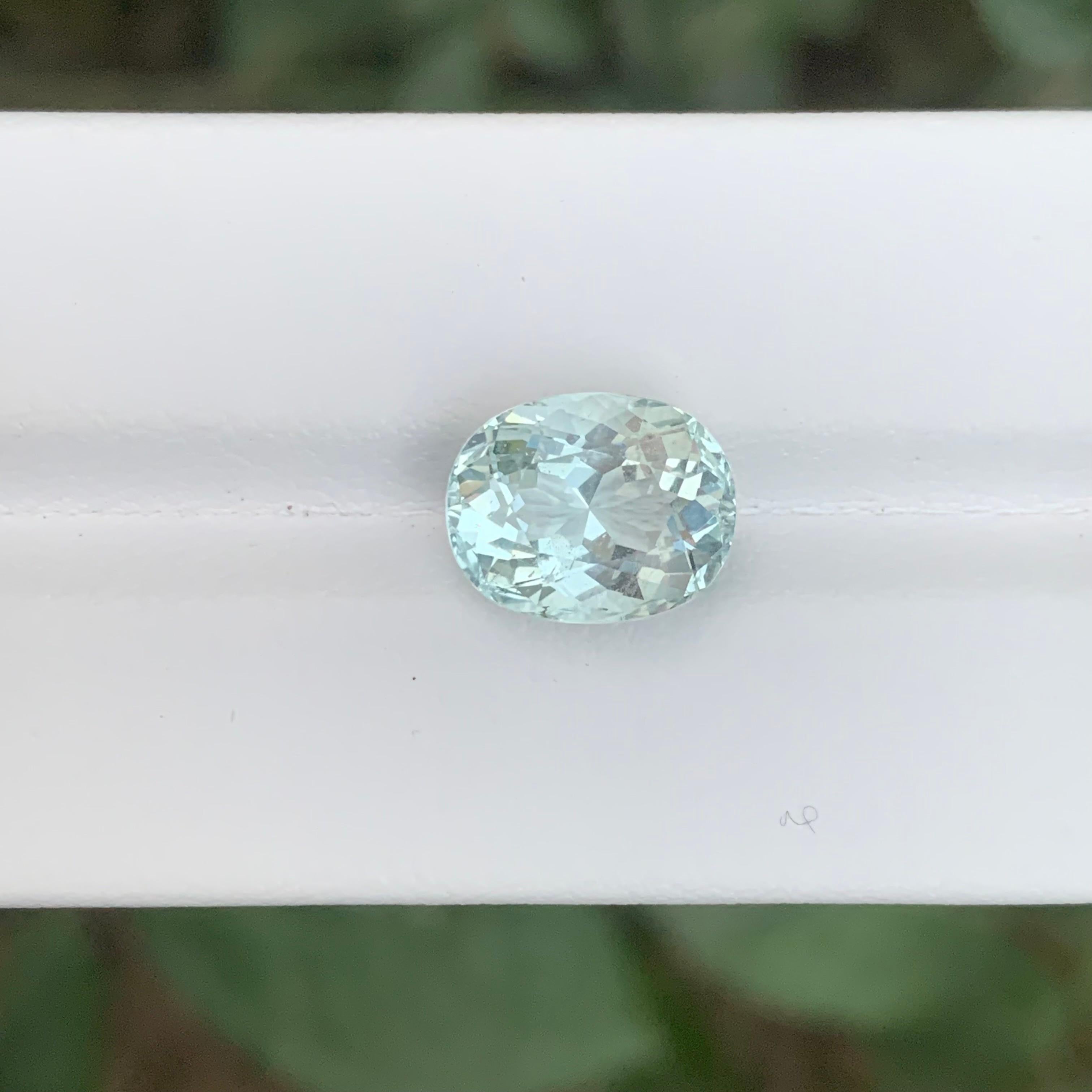 Women's or Men's 4.60 Carat Natural Loose Aquamarine Oval Shape Gemstone For Sale