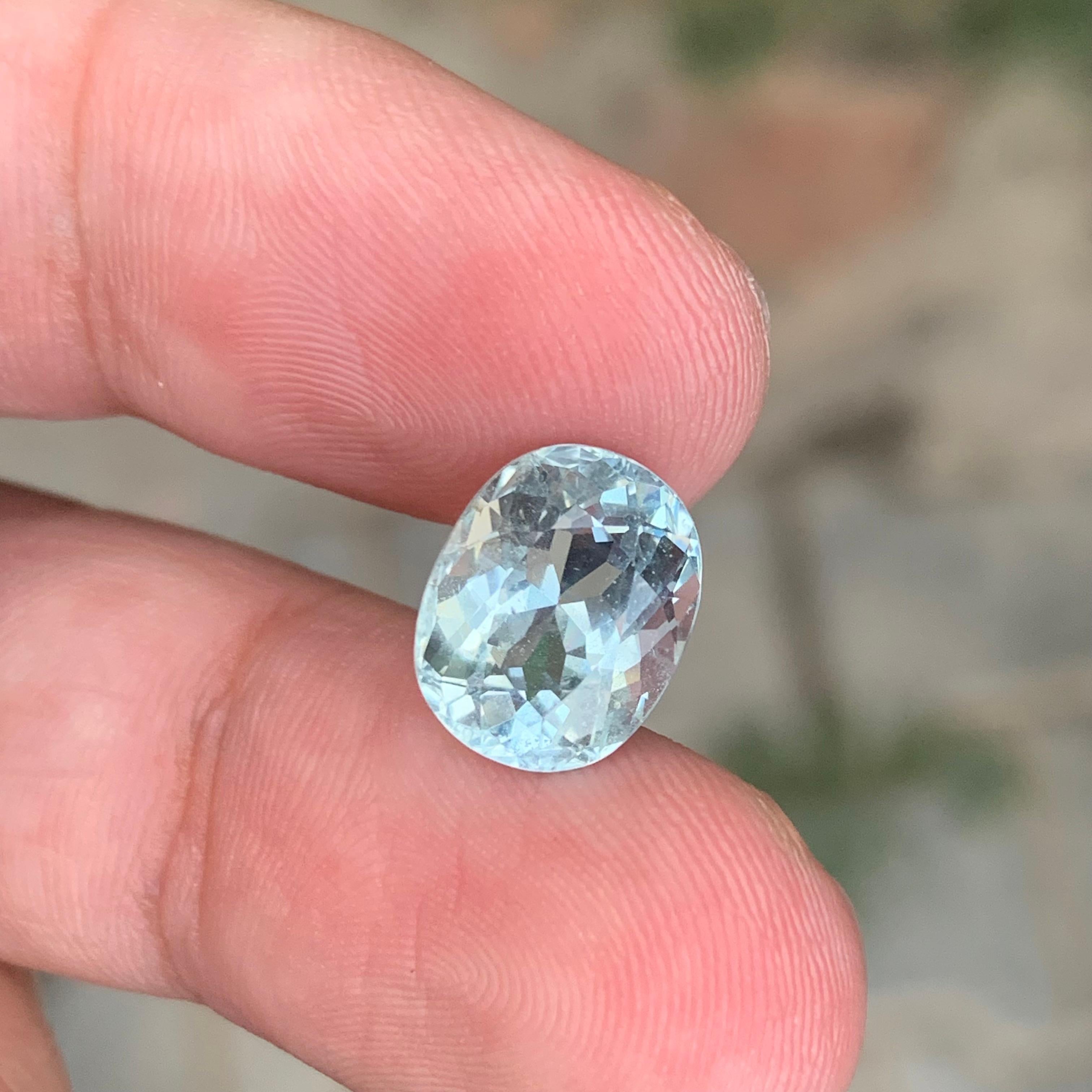 4.60 Carat Natural Loose Aquamarine Oval Shape Gemstone For Sale 2