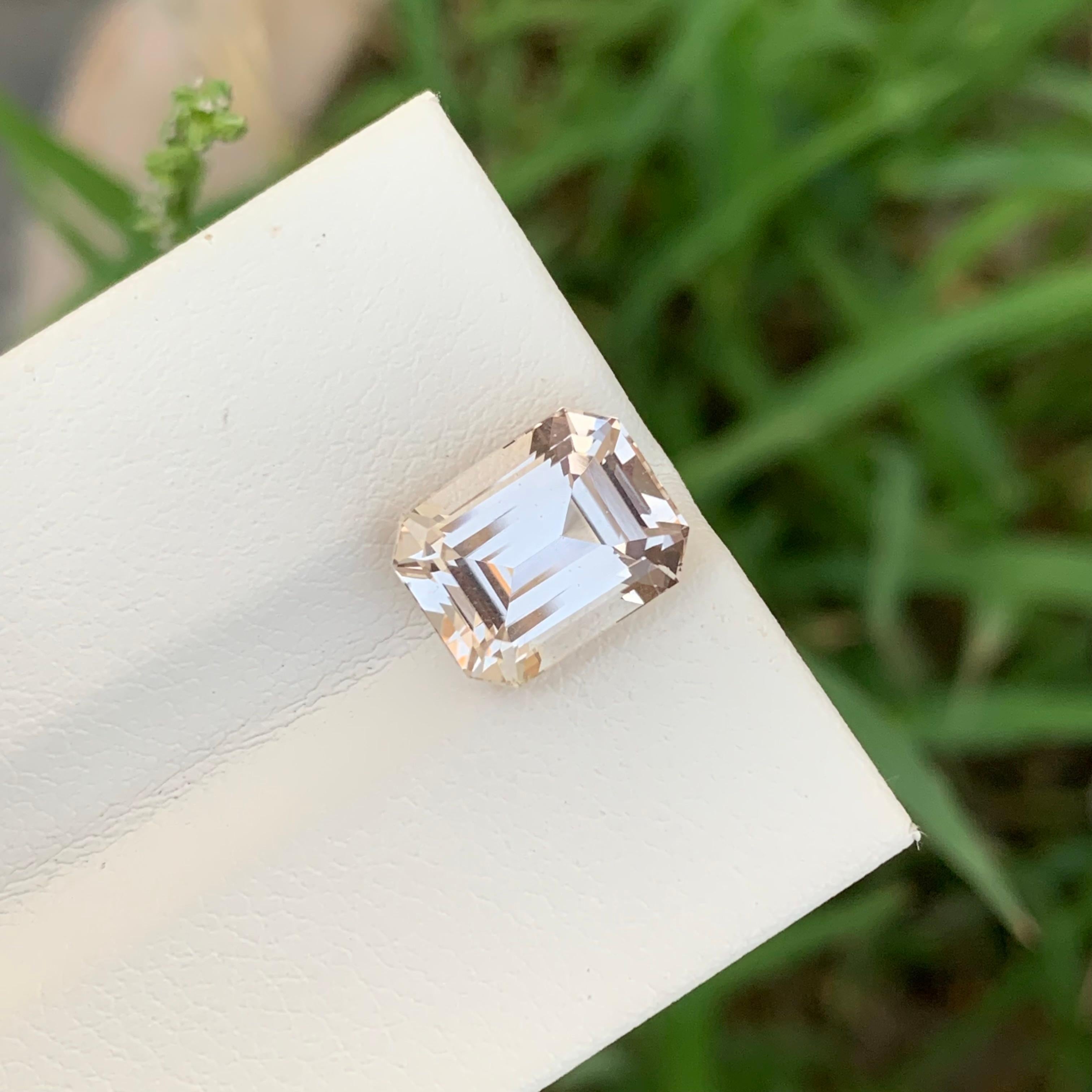 Loser Goldtopas
Gewicht: 4,60 Karat
Abmessung: 10 x 7,8 x 6,3 mm
Herkunft: Skardu, Pakistan
Die Form: Smaragd 
Farbe: Golden
Behandlung: Nicht
Zertifikat: Auf Anfrage

Goldener Topas ist ein strahlender Edelstein, der für seine warmen, honigfarbenen