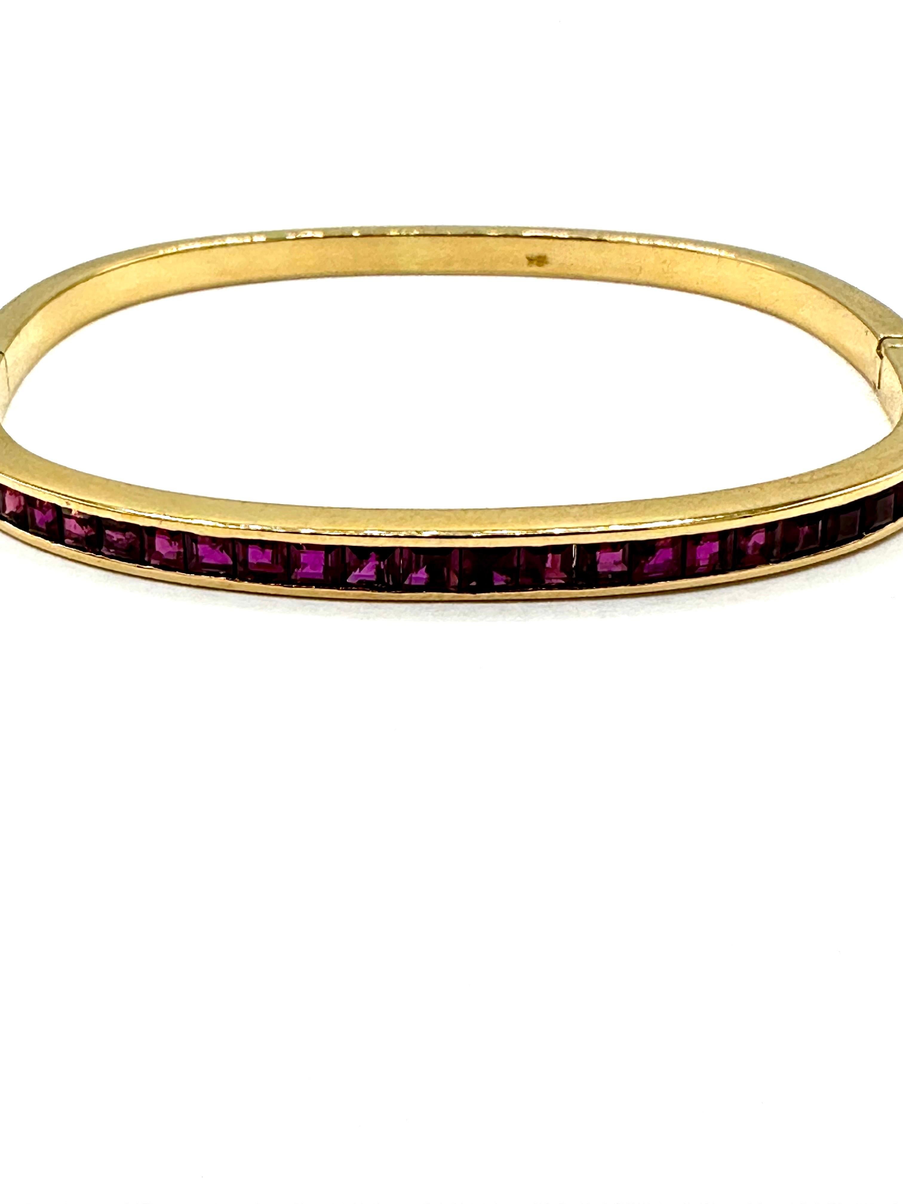 Rétro 4.60 Carat Square Cut Ruby Channel Set 18K Gold Bangle Bracelet en vente