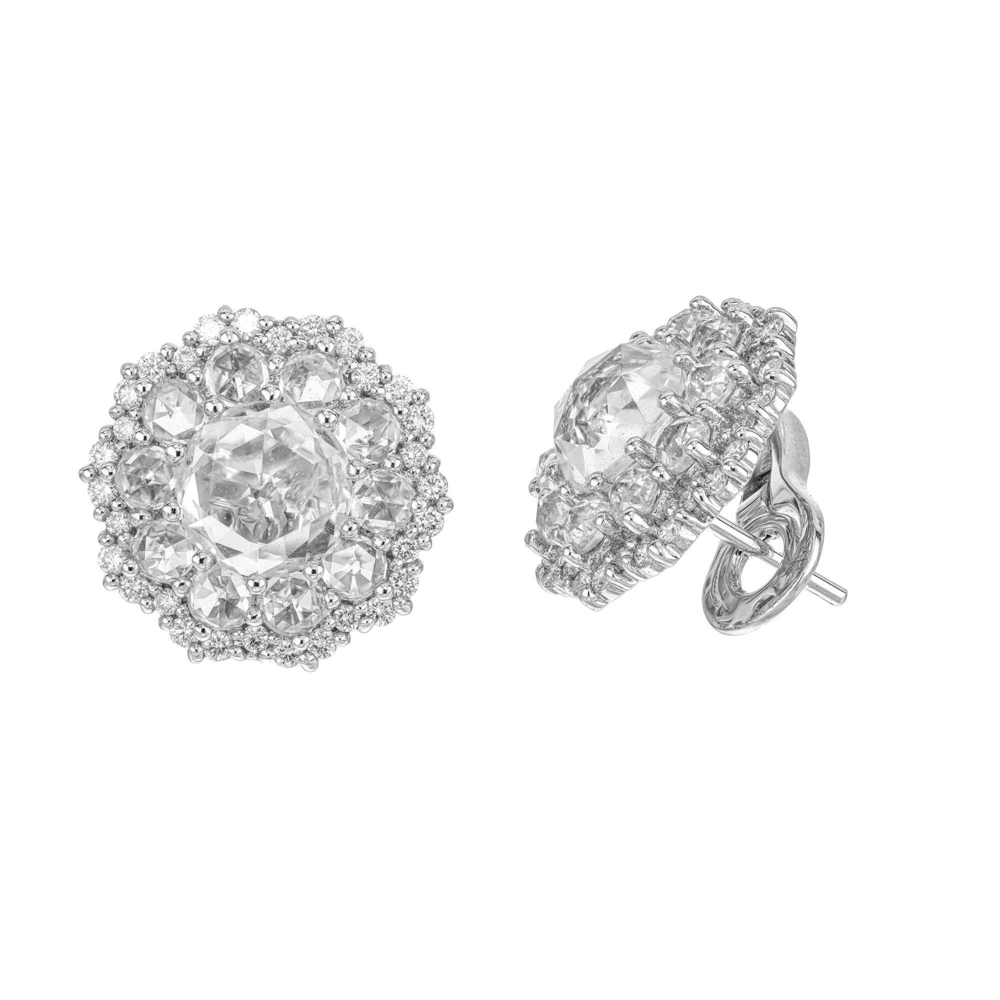 Bellissimo orecchino con chiusura a leva con diamante e topazio. Questi orecchini iniziano con due pietre centrali di topazio bianco rotondo accentuate da una doppia aureola di topazio bianco rotondo e diamanti a taglio rotondo, incastonati in oro