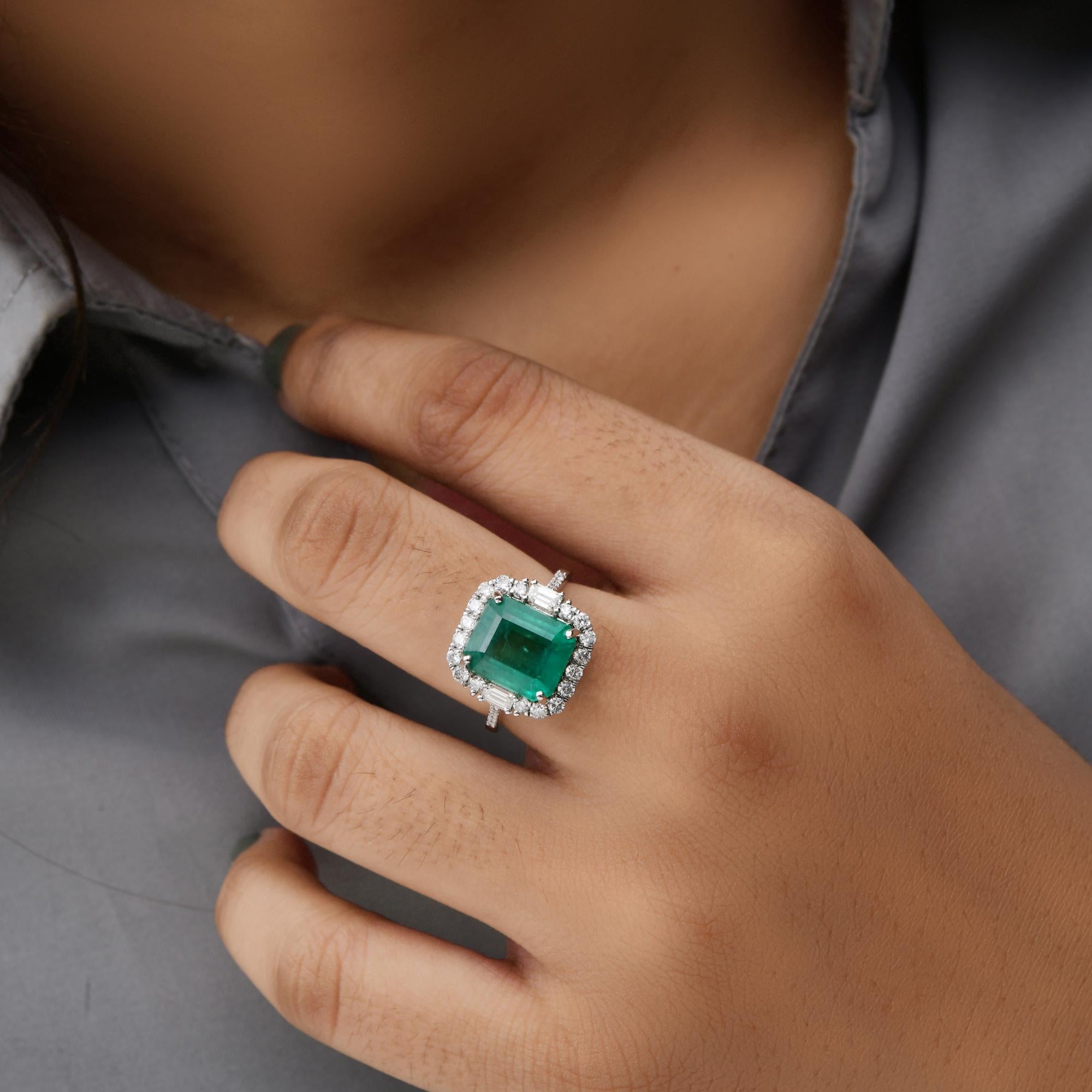 4.60 Carat Zambian Emerald Cocktail Ring 0.78 Carat Diamond 14 Karat White Gold In New Condition For Sale In Diera, Dubai