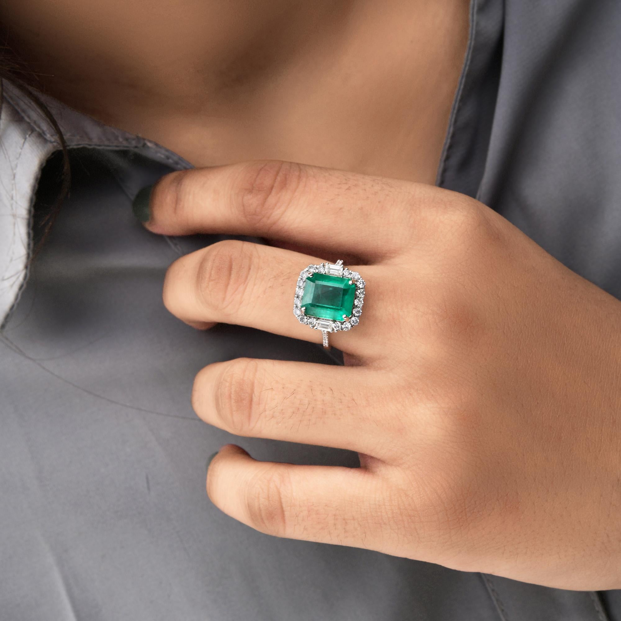 Women's 4.60 Carat Zambian Emerald Cocktail Ring 0.78 Carat Diamond 14 Karat White Gold For Sale