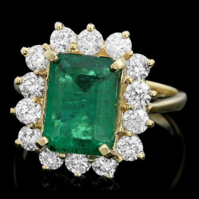 Mixed Cut 4.60 Carats Natural Emerald and Diamond 18K Solid Yellow Gold Ring For Sale