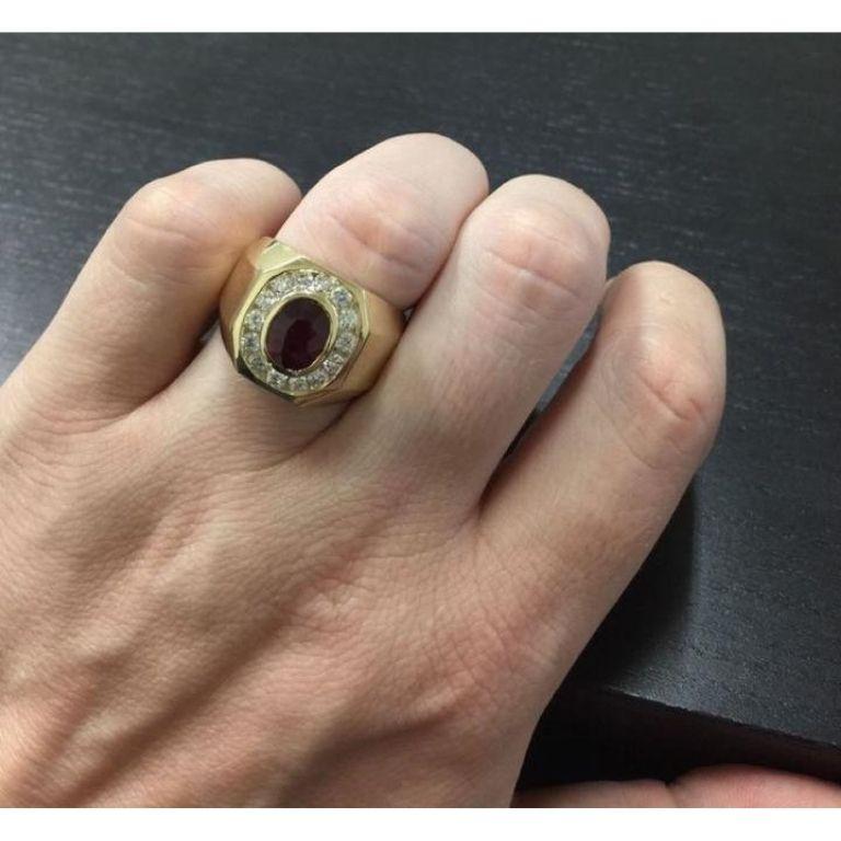 Taglio smeraldo Anello da uomo con rubino naturale da 4,60 carati e diamante in oro giallo massiccio da 14 carati in vendita
