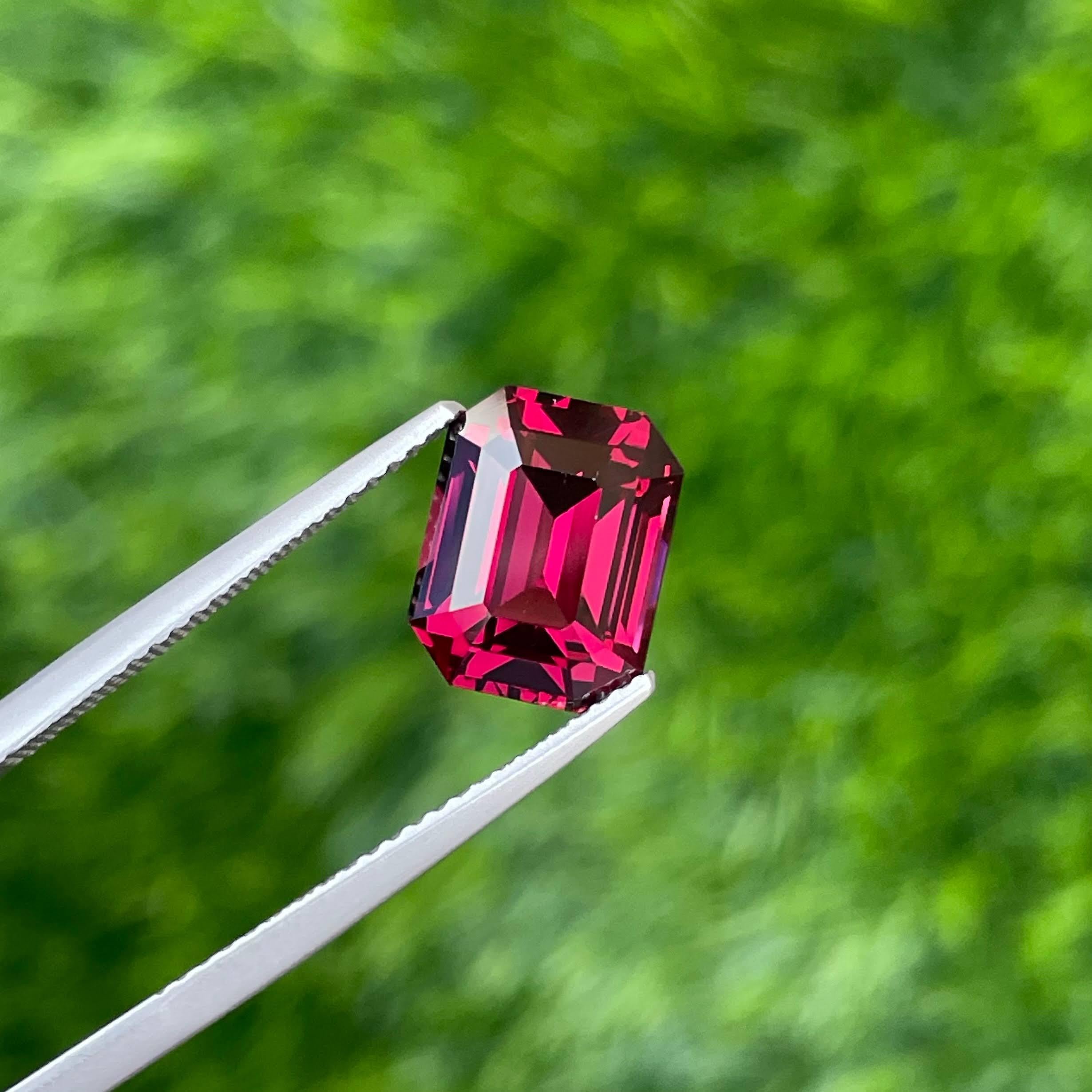 Gewicht 4,60 Karat 
Abmessungen 10,2x8,0x5,9 mm
Behandlung keine 
Herkunft Tansania 
Klarheit VVS 
Form Achteck 
Smaragd schneiden 


Dieser atemberaubende rosarote Granat von 4,60 Karat ist ein bemerkenswerter Edelstein natürlichen Ursprungs, der