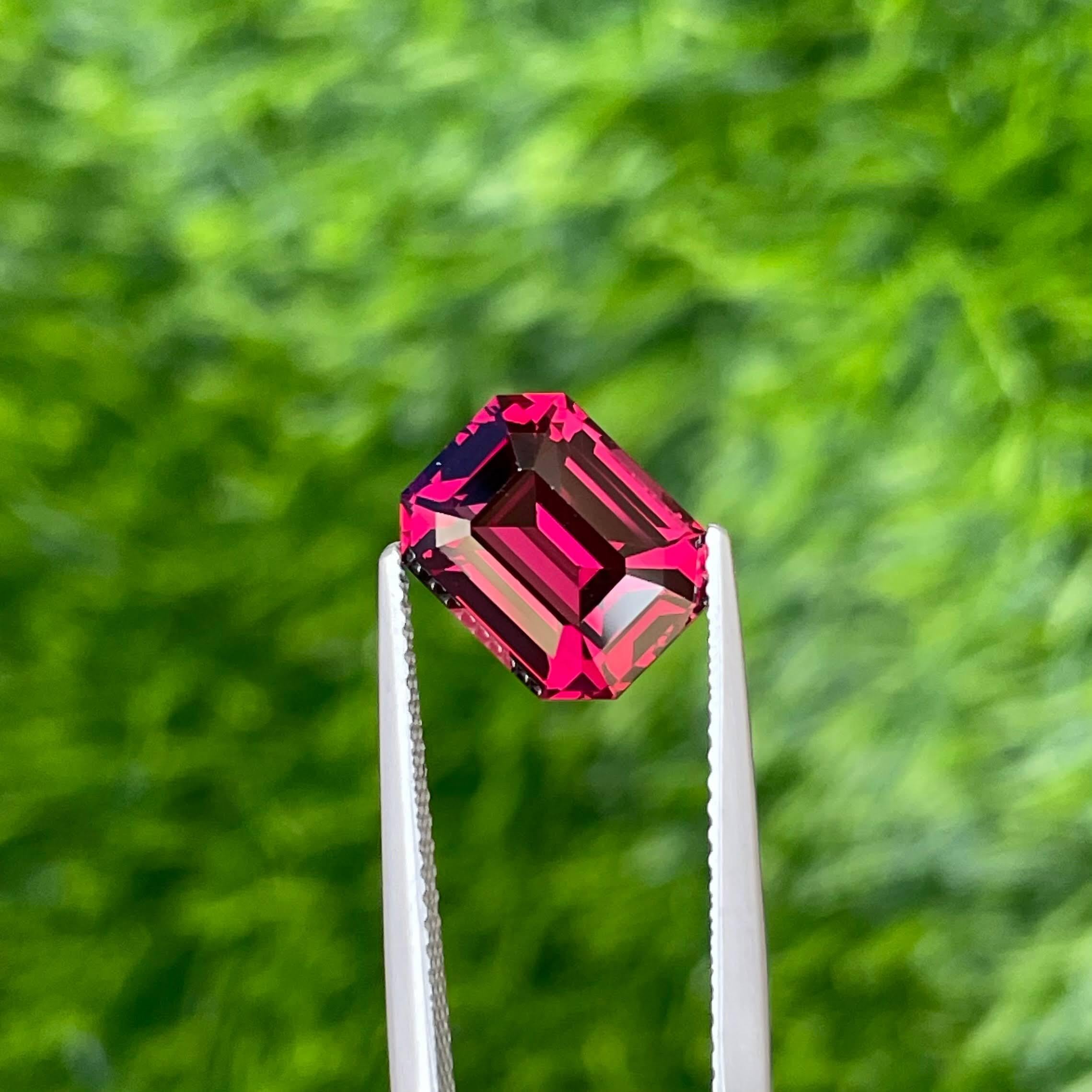 4,60 Karat rosa-roter Granat Smaragd-Schliff Natürlicher tansanischer Edelstein (Smaragdschliff) im Angebot