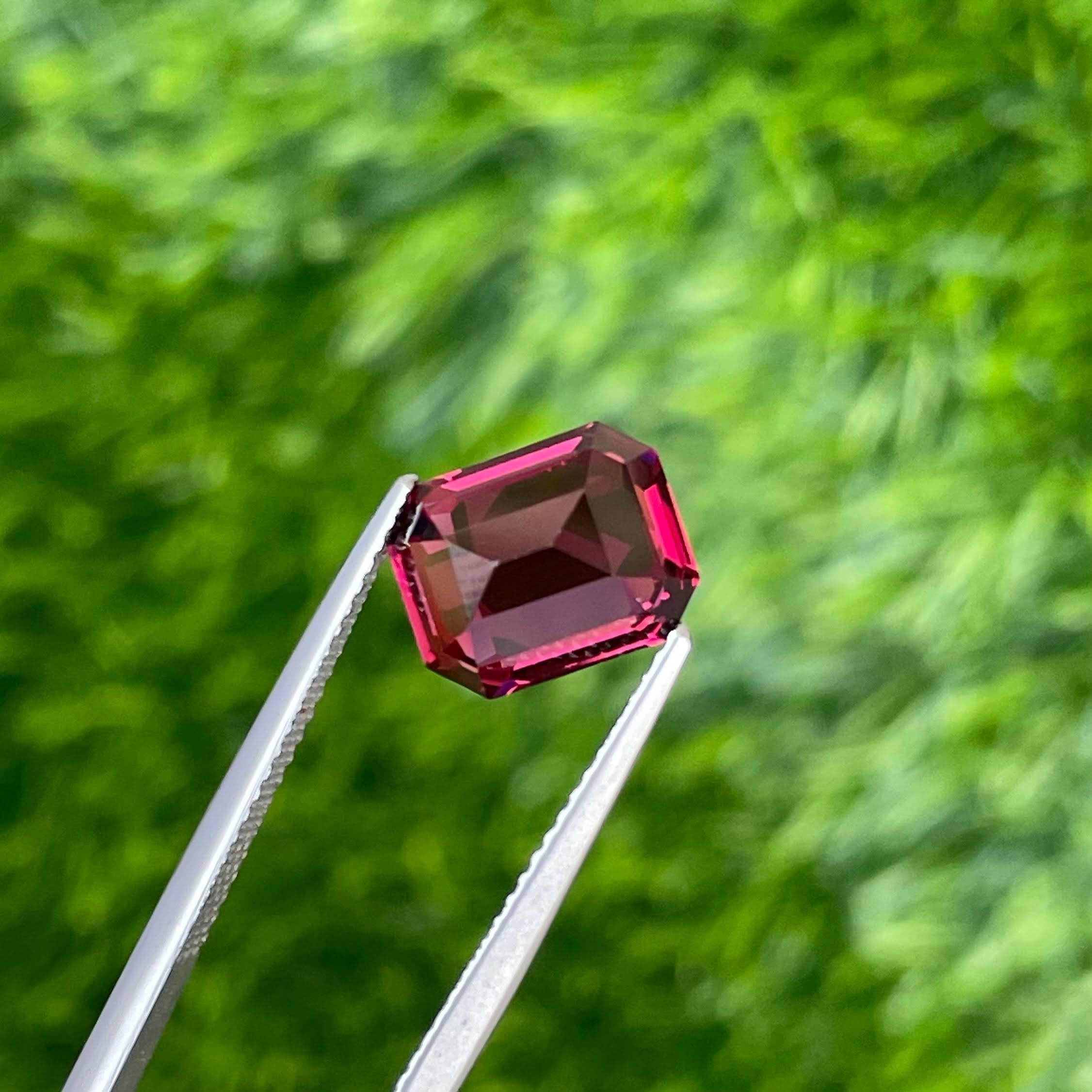 4,60 Karat rosa-roter Granat Smaragd-Schliff Natürlicher tansanischer Edelstein für Damen oder Herren im Angebot