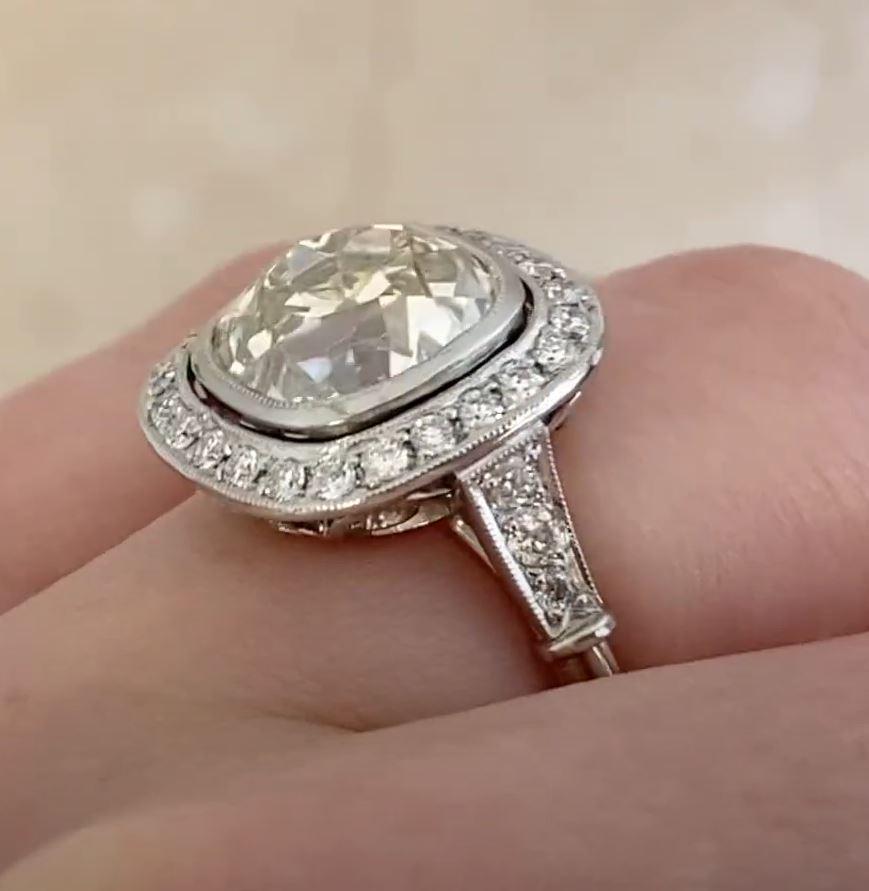 Dieser exquisite Diamant-Verlobungsring zeigt einen seltenen und lebendigen antiken Diamanten im Kissenschliff in der Mitte, eingefasst in einen sorgfältig gearbeiteten Heiligenschein. Der Mittelstein mit einem Gewicht von ca. 4,6 Karat besticht
