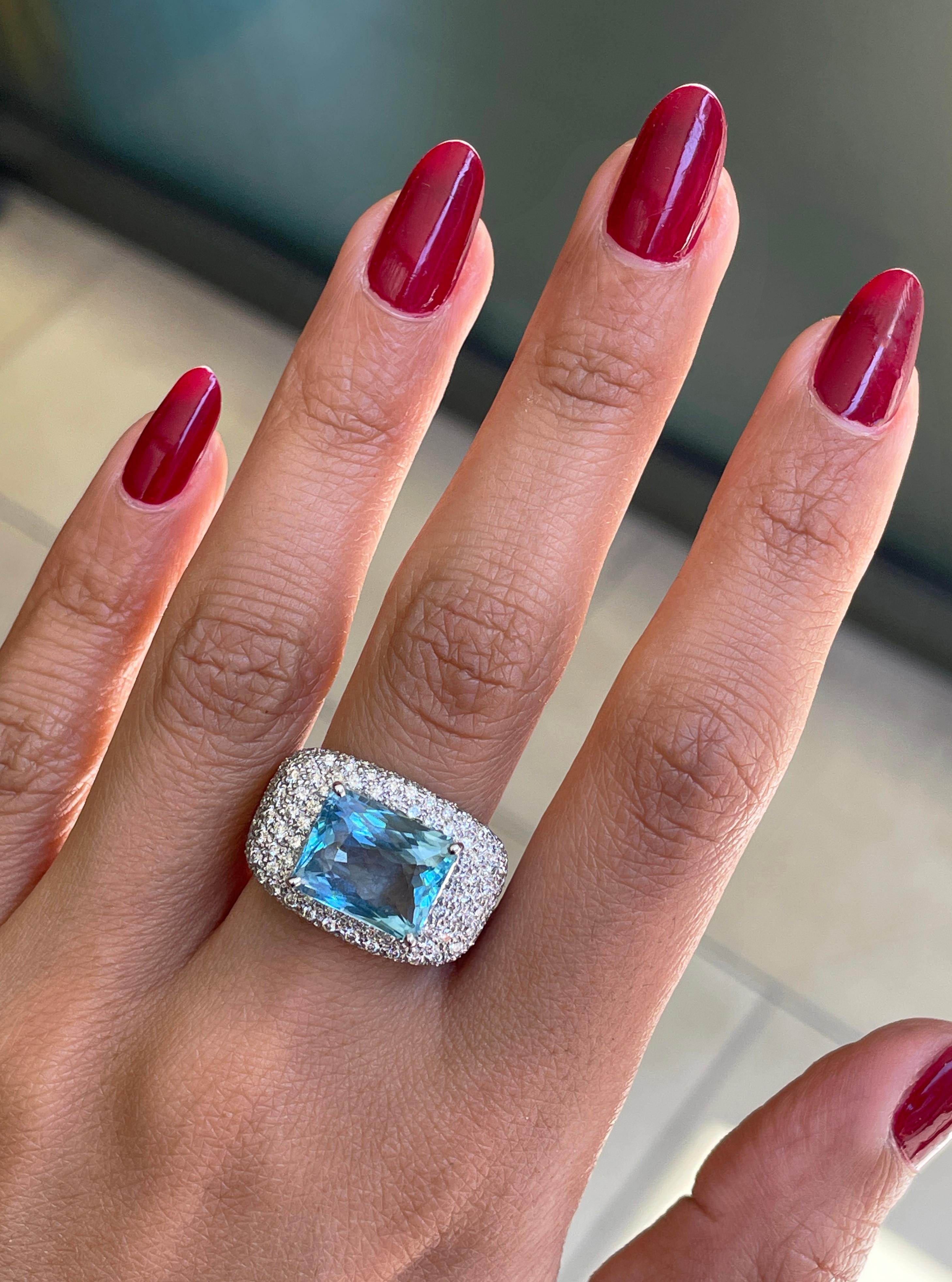 4.60ct Aquamarine and Diamond 18 Carat Gold Bombé Cluster Cocktail Ring In Excellent Condition For Sale In London, GB