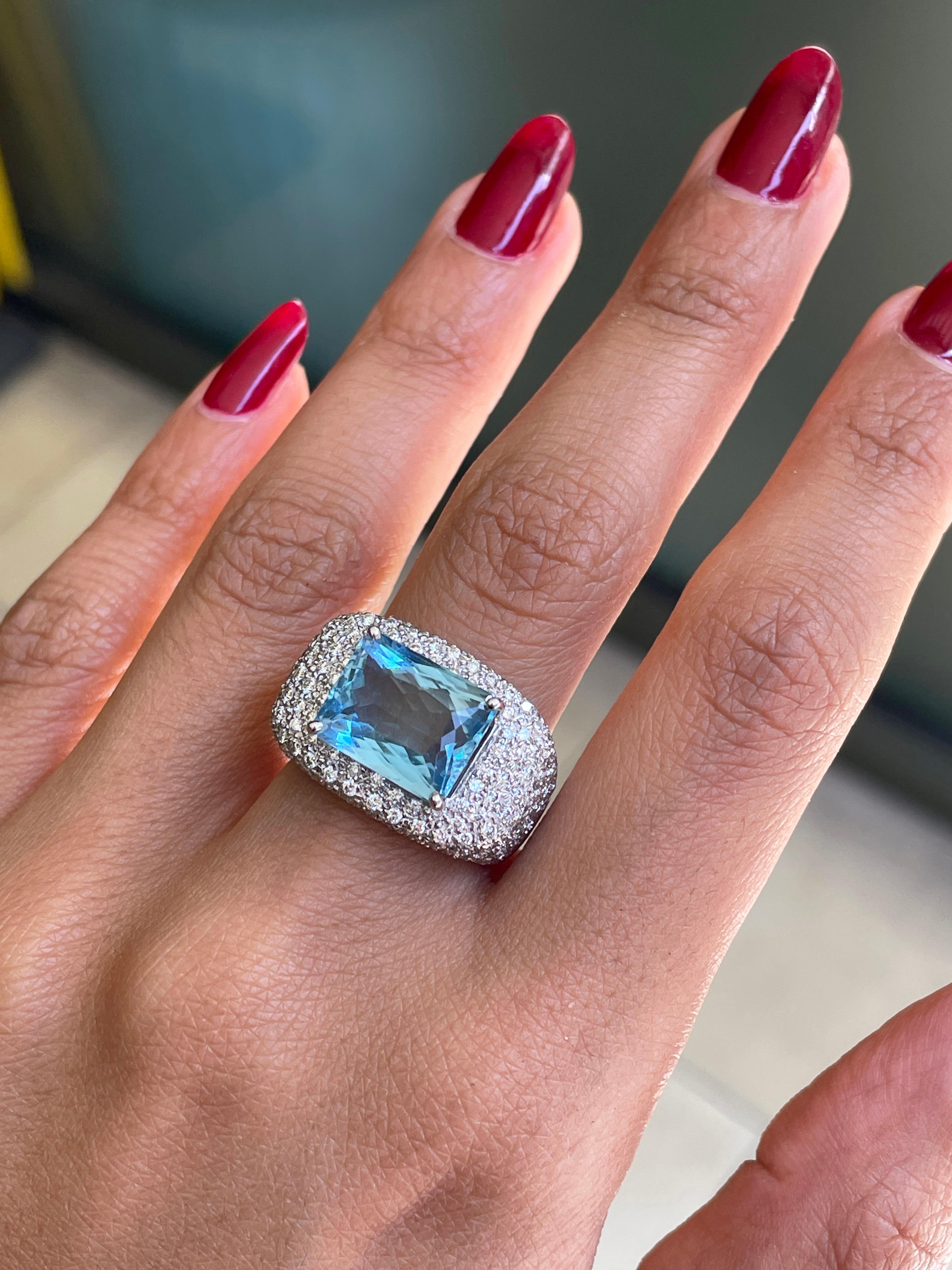 Women's or Men's 4.60ct Aquamarine and Diamond 18 Carat Gold Bombé Cluster Cocktail Ring For Sale