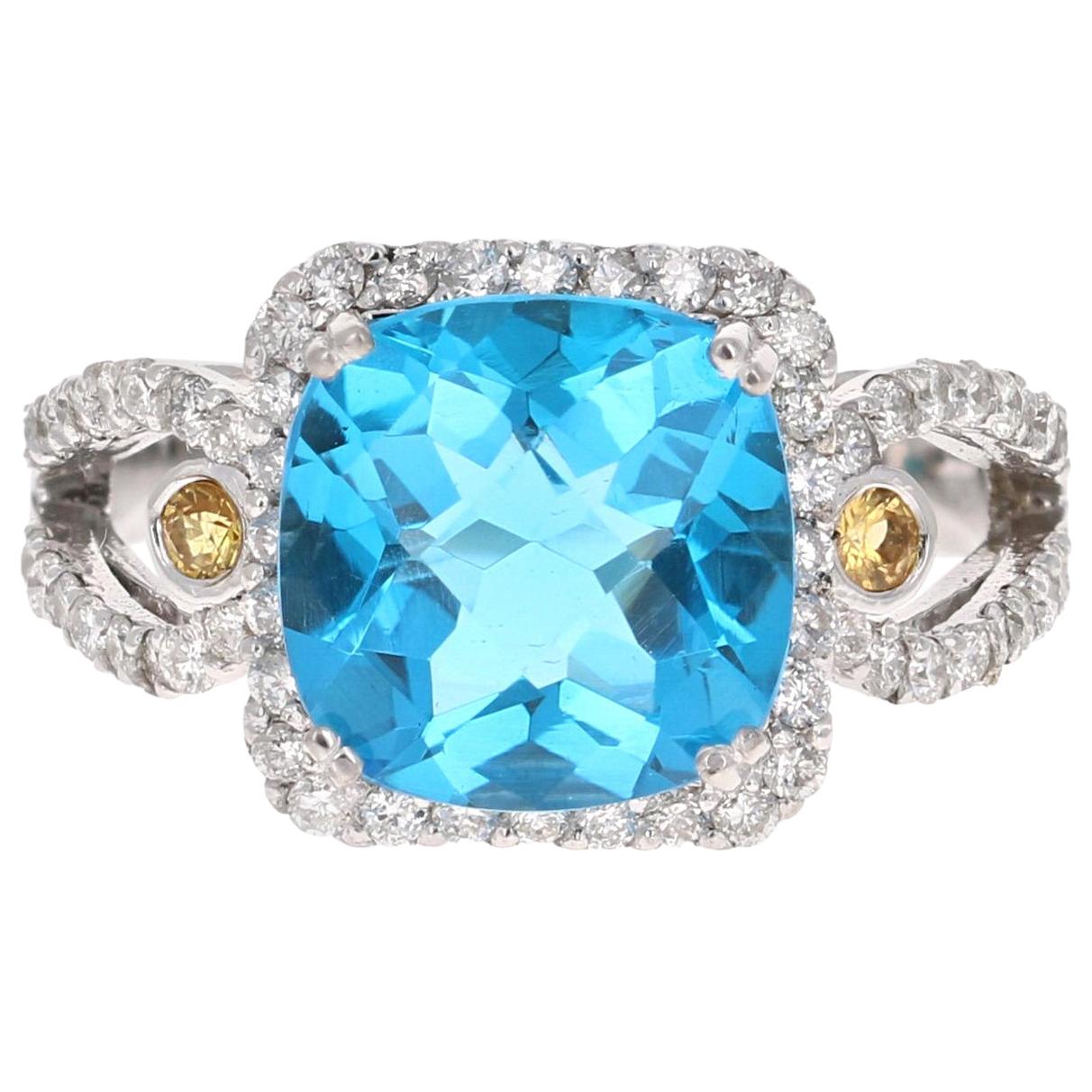 Anillo de cóctel de oro blanco con diamantes y zafiro topacio azul de 4,61 quilates