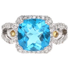Anillo de cóctel de oro blanco con diamantes y zafiro topacio azul de 4,61 quilates