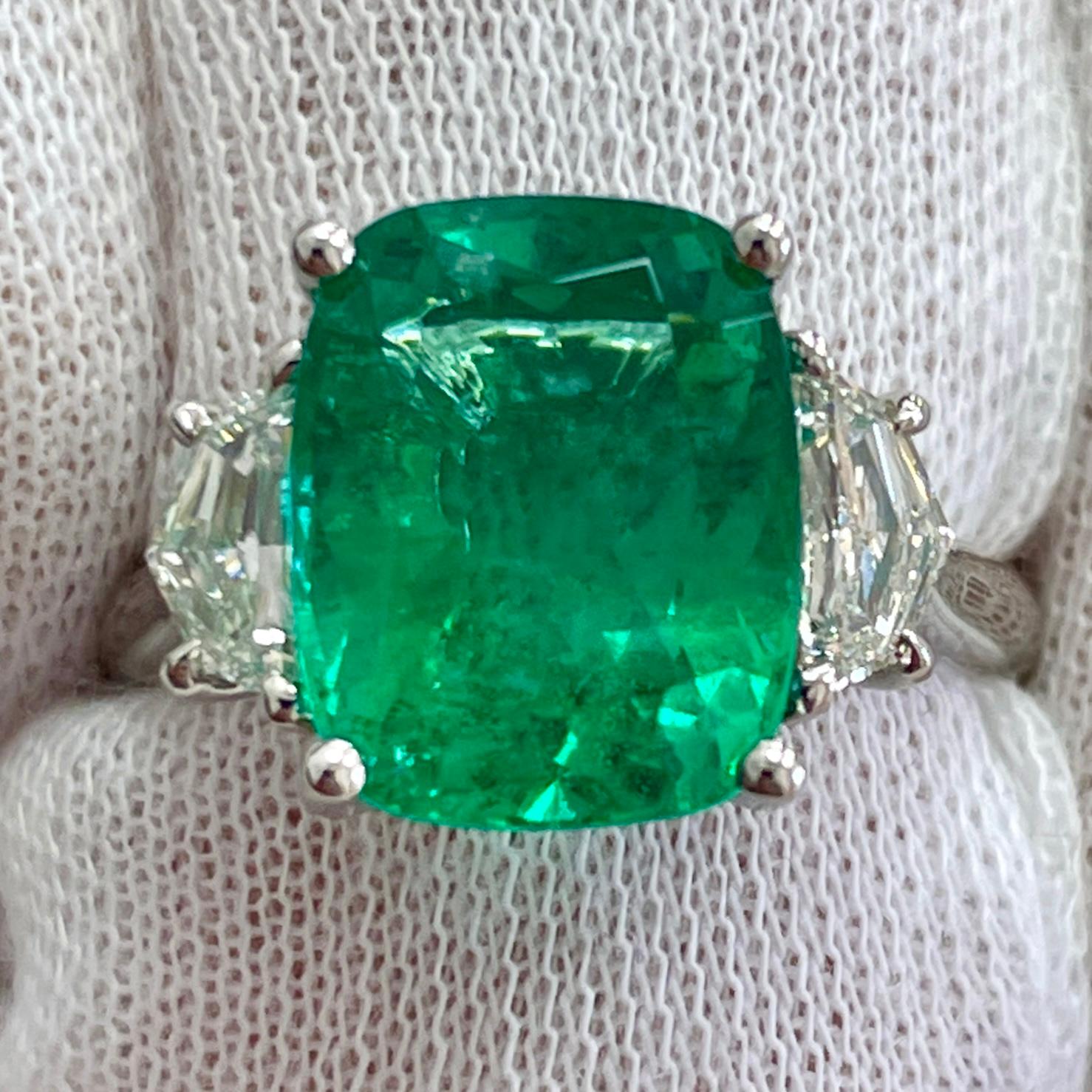 This is a BREATHTAKING emerald mined in Zambia with a very pleasant green color, mounted in an elegant platinum and diamond ring with 0.66carats of brilliant white diamonds. Suitable for any occasion!
