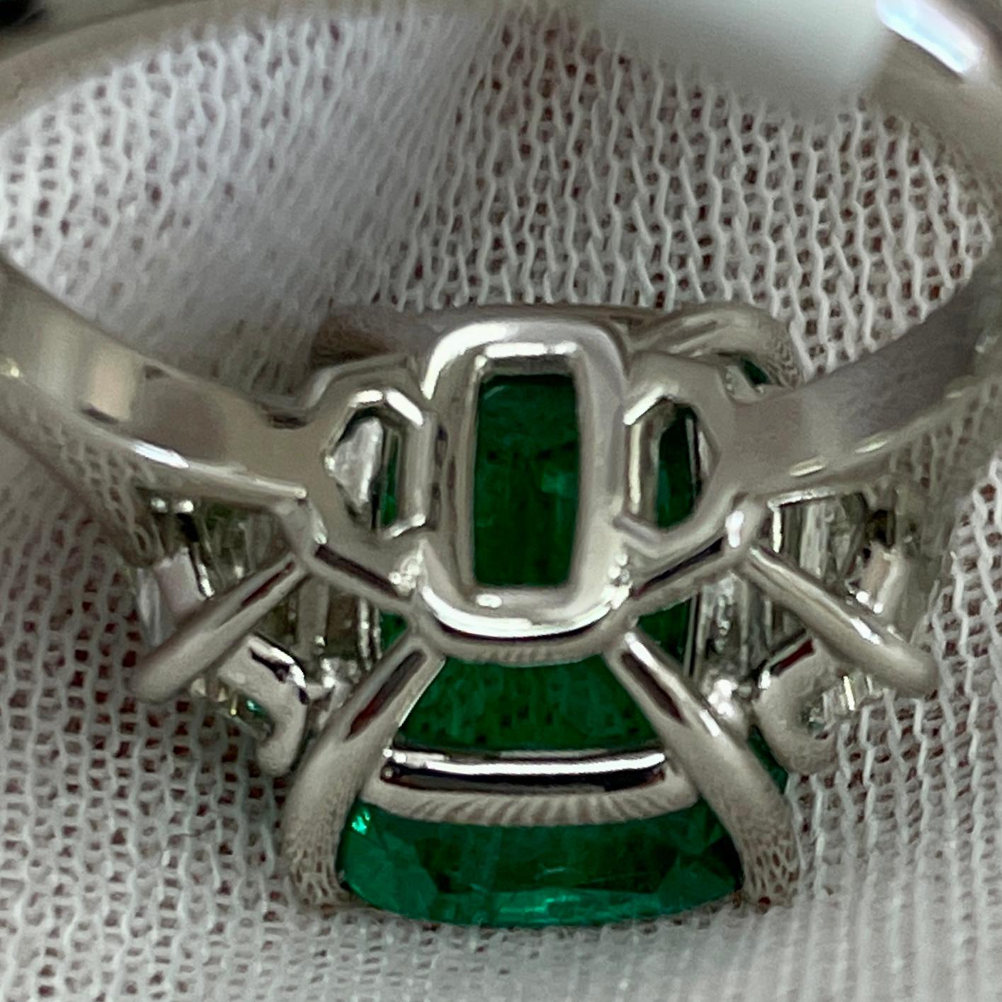 Women's or Men's 4.61 Carat Emerald & Diamond Platinum Ring For Sale