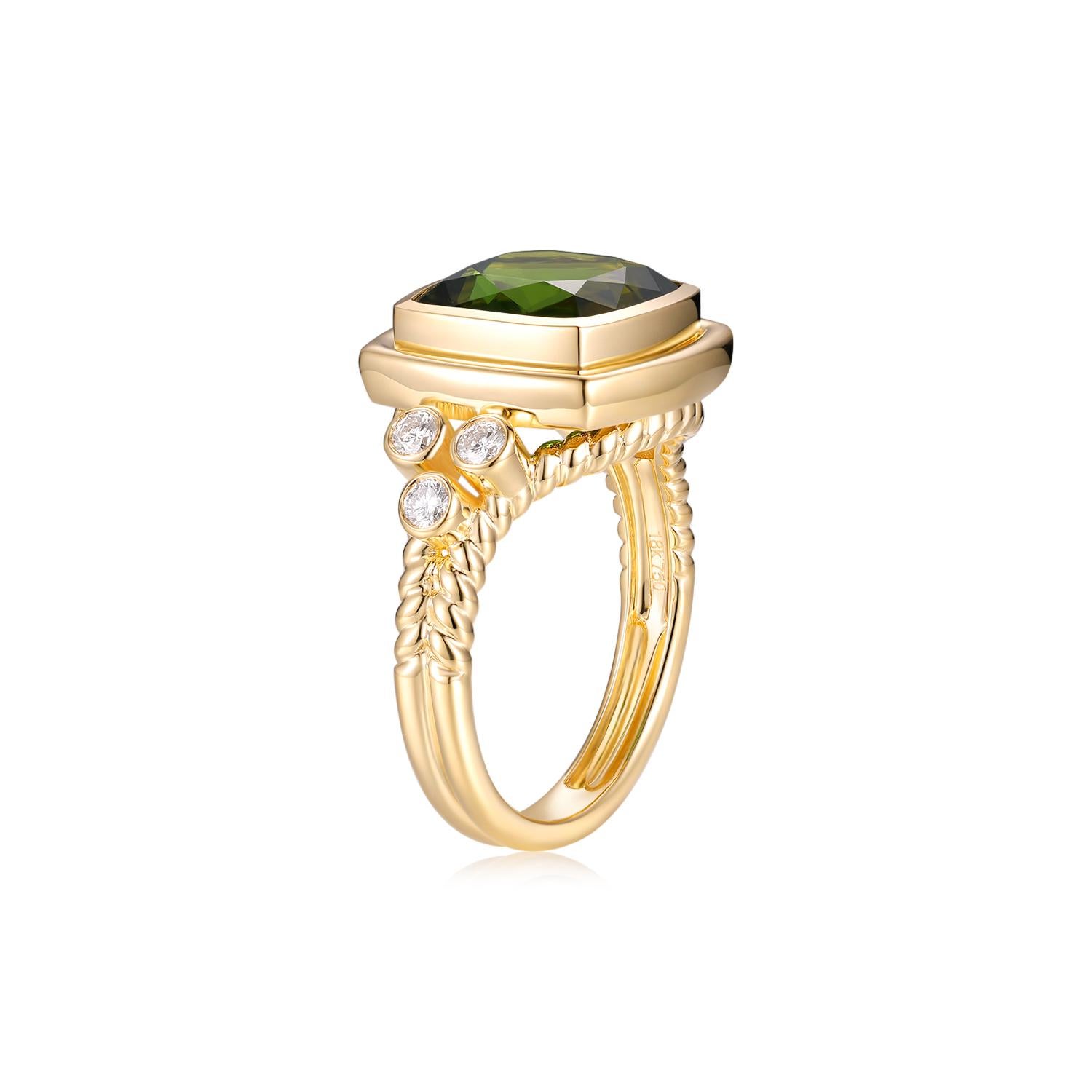 Questo squisito anello cocktail con tormalina, realizzato in oro giallo da 18 carati, è uno splendido esempio di design di alta gioielleria. L'anello è caratterizzato da una magnifica tormalina da 3.72 carati. Questa tormalina è tagliata nella