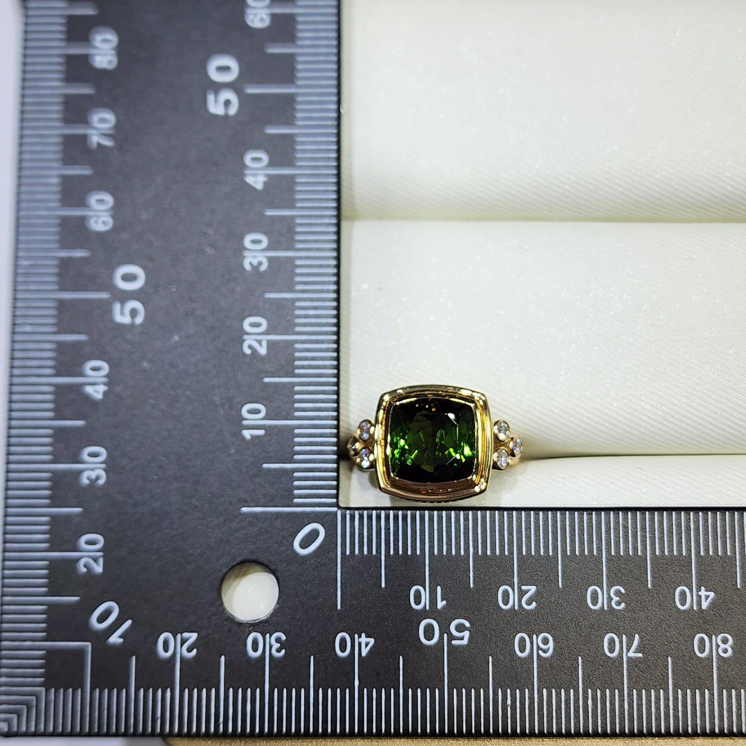 Contemporaneo Anello cocktail con tormalina verde da 4,61 carati in oro giallo 18 carati in vendita