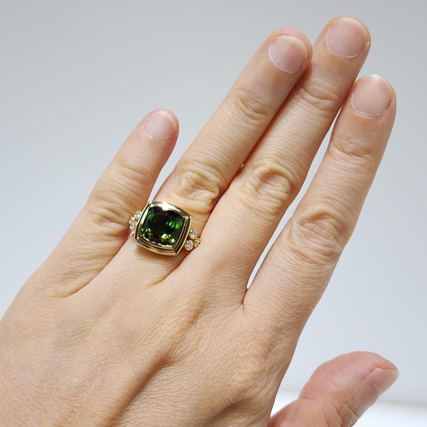 Taglio cuscino Anello cocktail con tormalina verde da 4,61 carati in oro giallo 18 carati in vendita