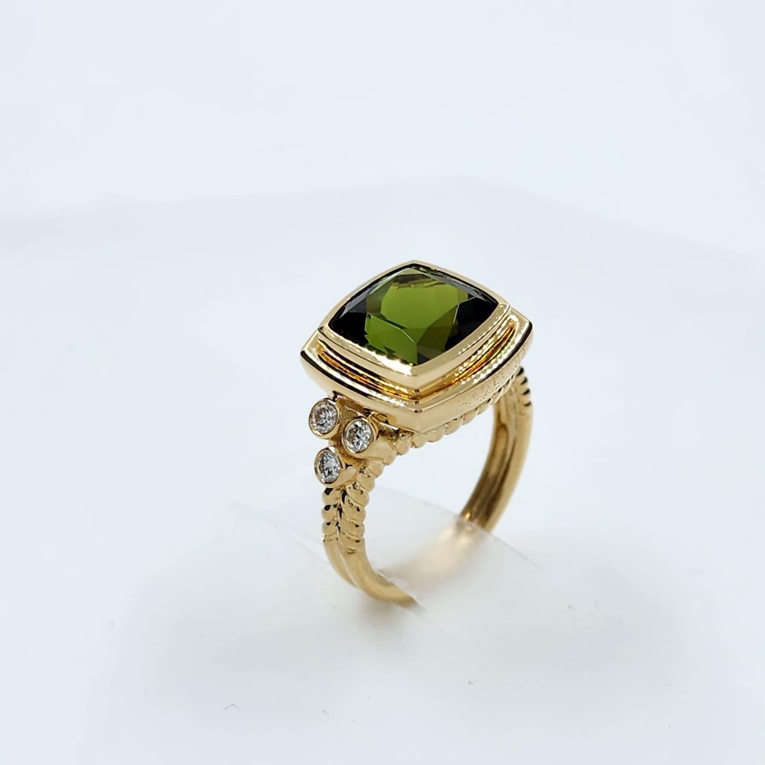 Anello cocktail con tormalina verde da 4,61 carati in oro giallo 18 carati In condizioni Nuovo in vendita a Hong Kong, HK