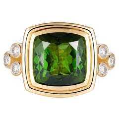 Anillo de cóctel de turmalina verde de 4,61 quilates en oro amarillo de 18 quilates