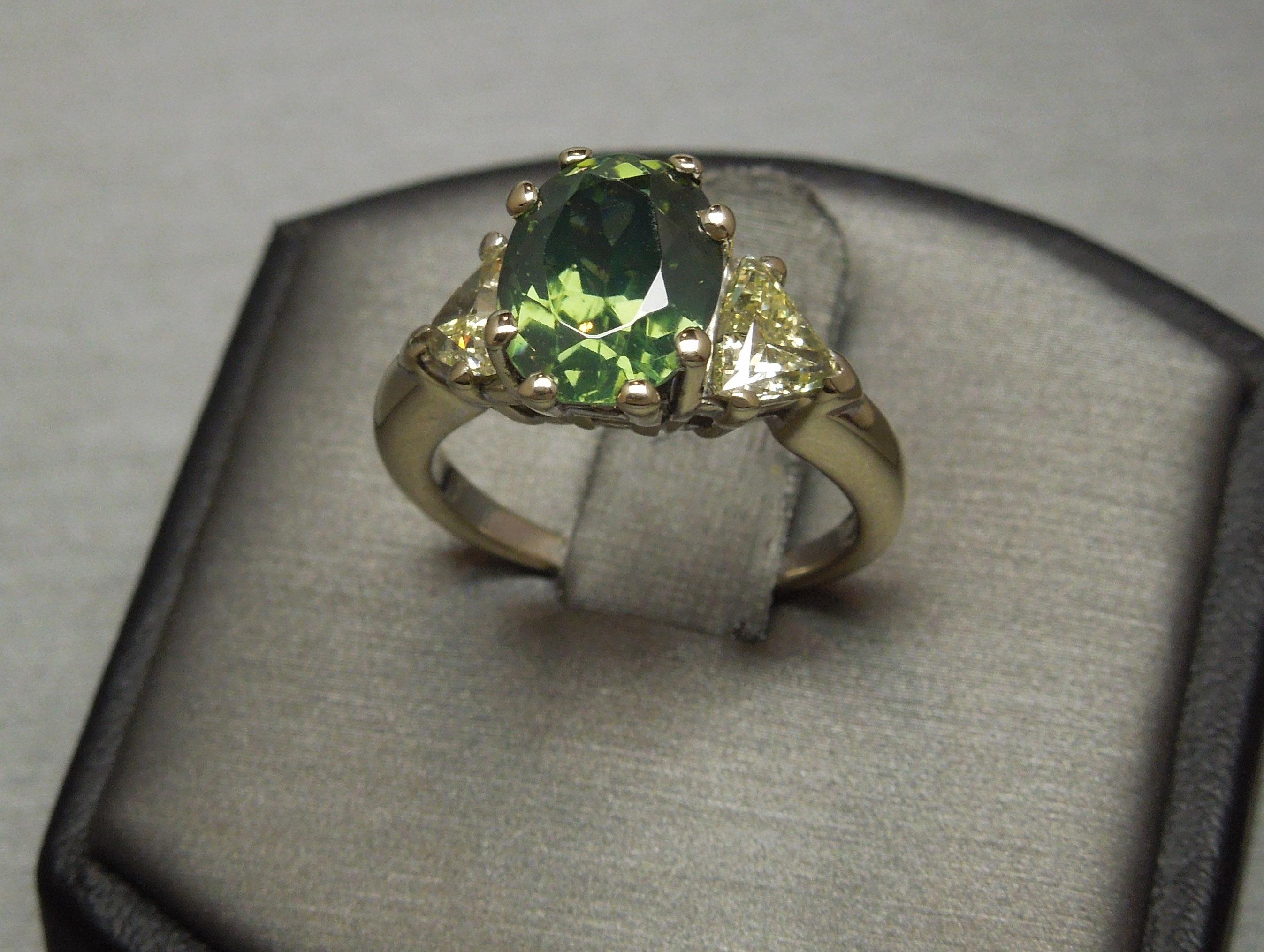 4.61 Carat Oval Green GIA Zircon and Trillion Cut Diamond Three-Stone Ring For Sale 1
