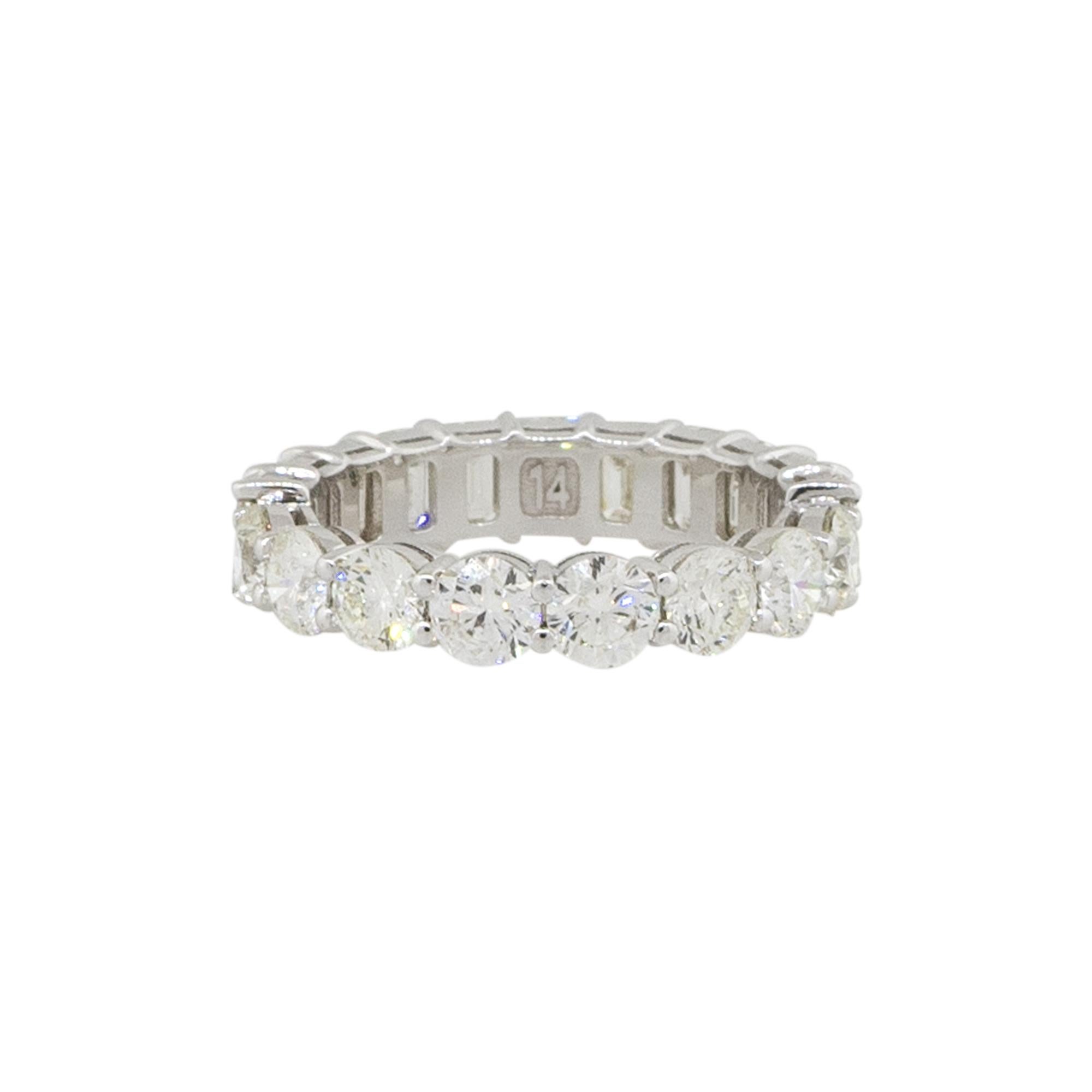 Material: 14k Weißgold
Diamant-Details: Ca. 4,61ctw von runden und Smaragd geschnitten Diamanten. Insgesamt gibt es 19 Diamanten. Die Diamanten haben eine Farbe von G/H und eine Reinheit von VS
Gesamtgewicht: 3,2g (2,1dwt)
Abmessungen: 22mm x 5mm x