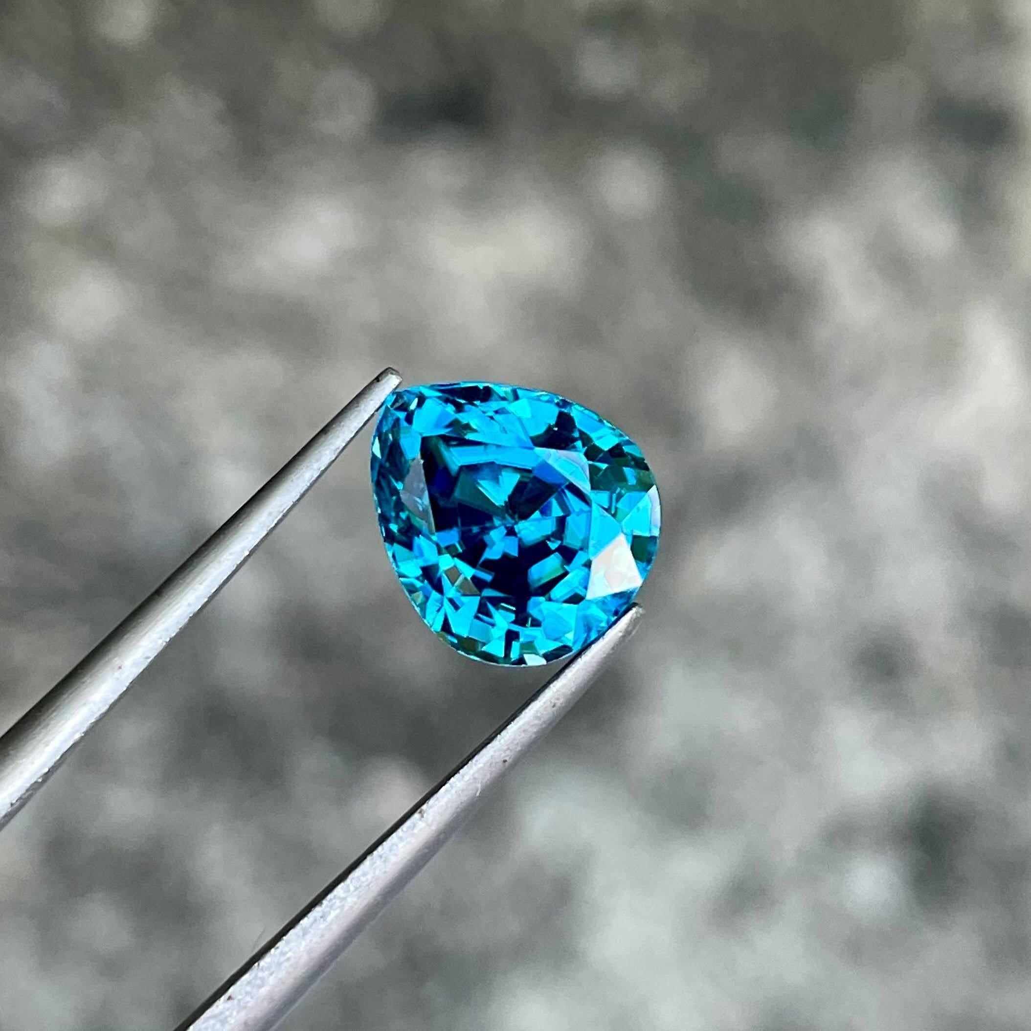 Peso 4,61 carati 
Dimensioni 9,5x8,2x6,3 mm
Trattamento Riscaldato 
Origine Cambogia 
Chiarezza VS
Forma a pera
Taglio sfaccettato 



Lo zircone blu da 4.61 carati è una gemma straordinaria, nota per la sua bellezza accattivante e il suo colore