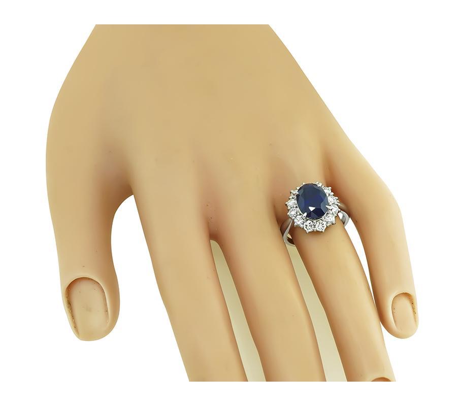 Il s'agit d'une magnifique bague de fiançailles en platine. La bague est centrée sur un saphir de Ceylan de taille ovale qui pèse environ 4,61ct. Le saphir est rehaussé par des diamants ronds étincelants pesant environ 0.84 carat. La couleur des