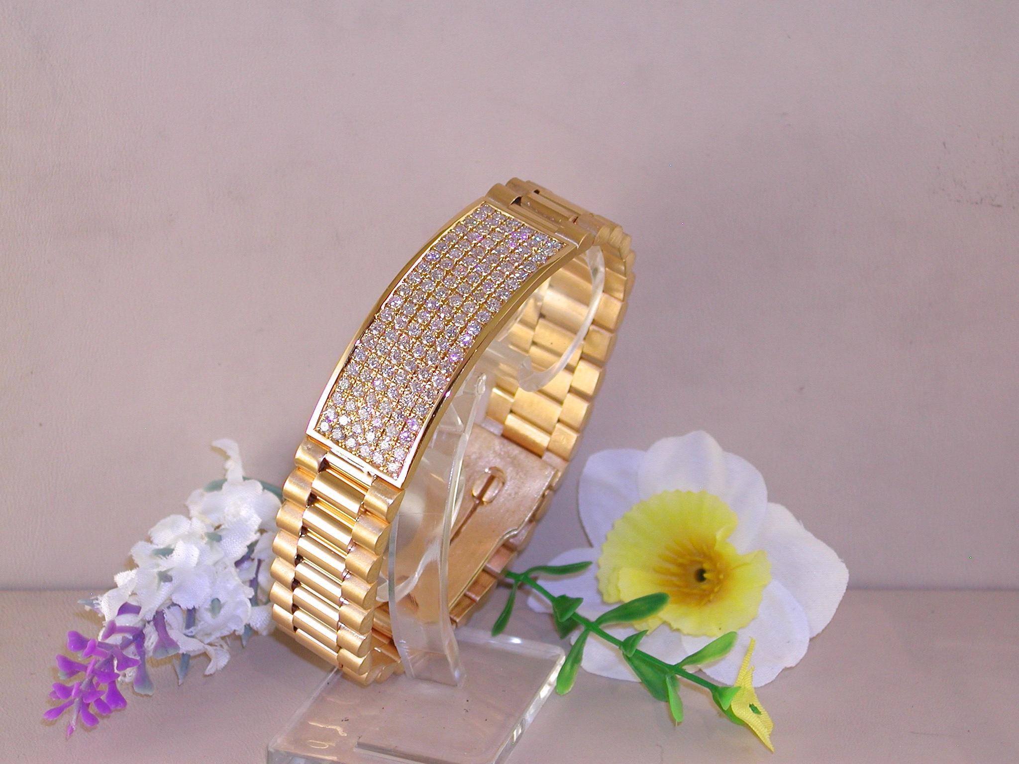 Gold: 18 kt yellow gold 
Weight: 78.85 grams
Diamonds: 4.62 ct. Colour: G  Clarity: VS2 
Length: 20.5 cm / 8.10 inches
Width: 1.70 cm. / 0.66 inch
We can lengthen or shorten the bracelet if needed
Condition: Brand New 
All our jewellery comes with a