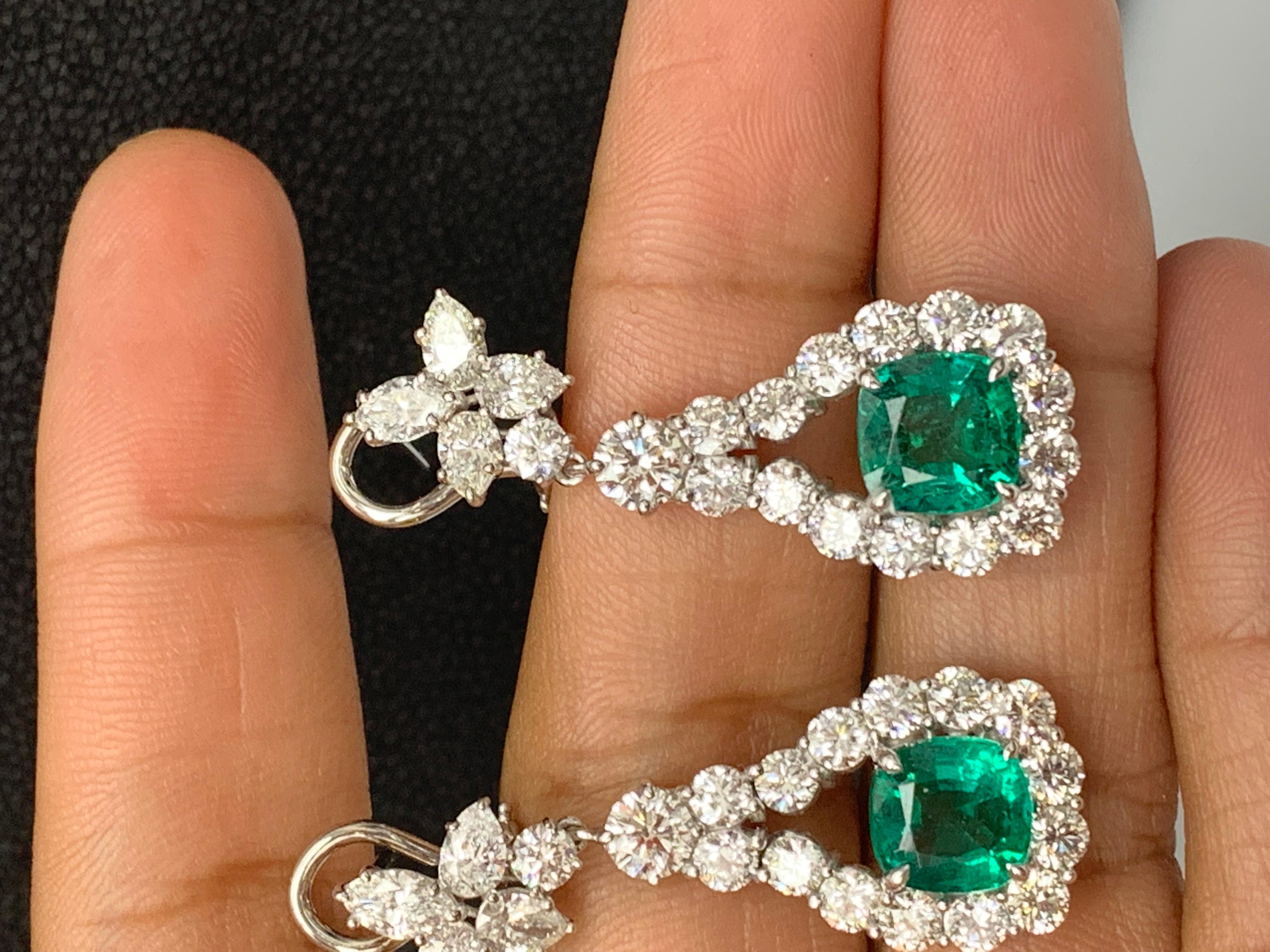 Boucles d'oreilles pendantes en or blanc 18 carats avec émeraudes et diamants de 4,62 carats à taille coussin en vente 4
