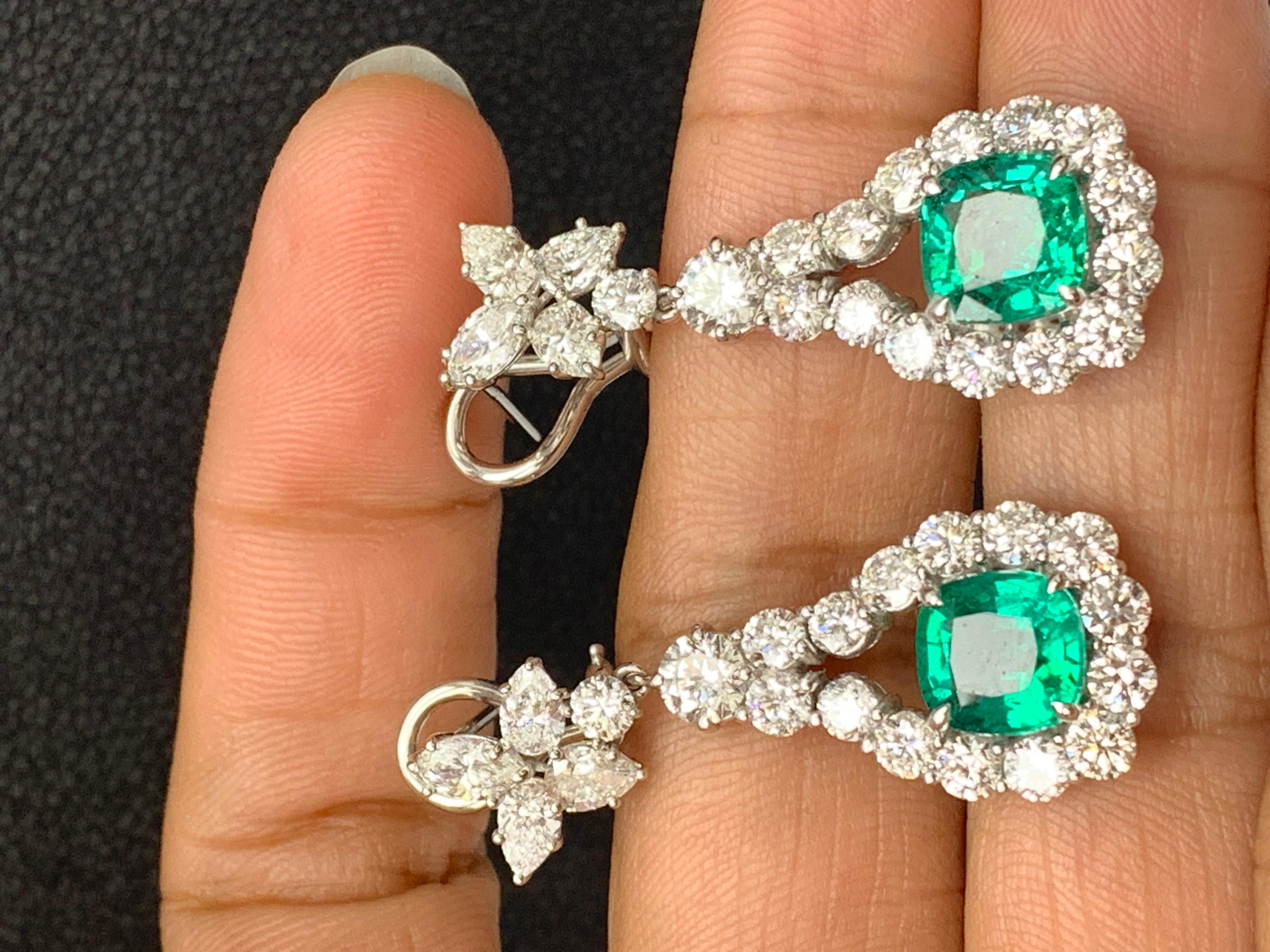 Boucles d'oreilles pendantes en or blanc 18 carats avec émeraudes et diamants de 4,62 carats à taille coussin en vente 6