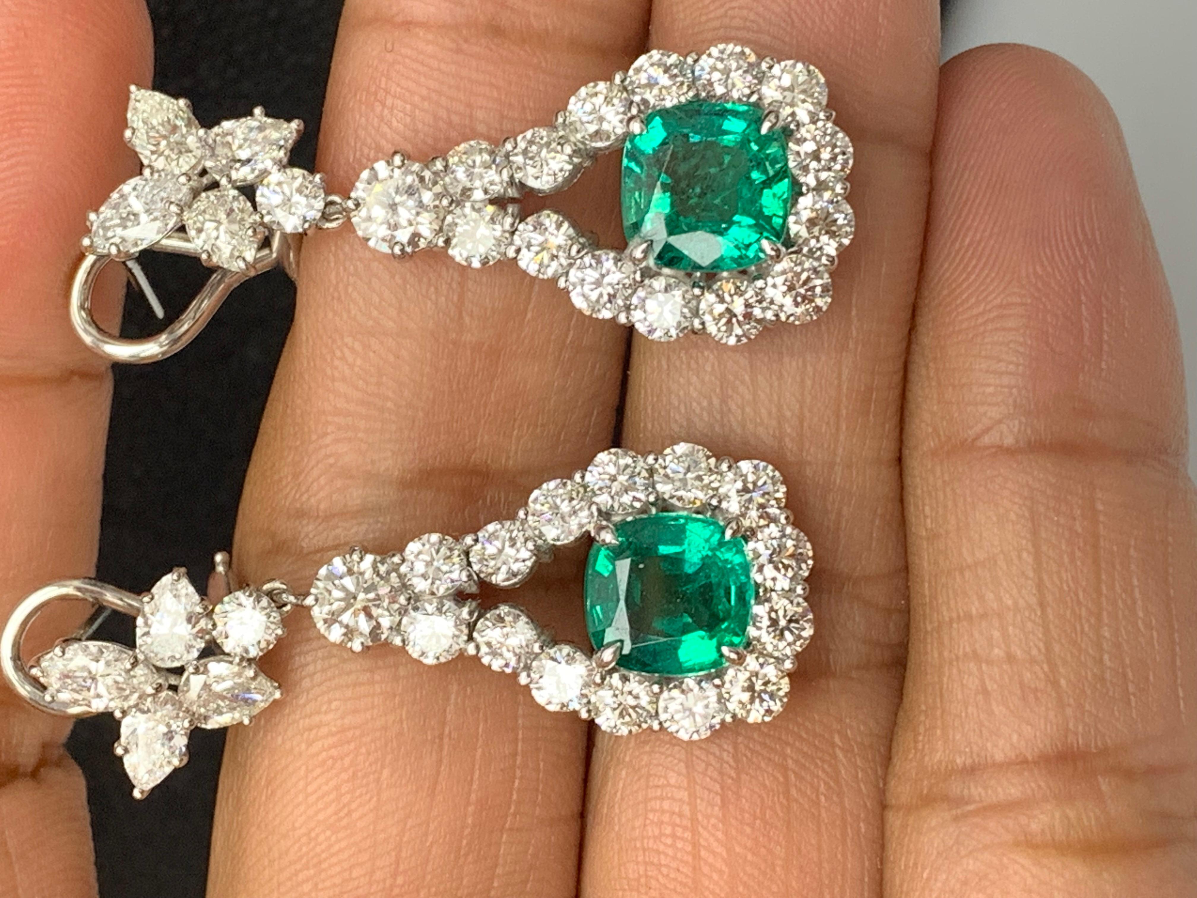 Boucles d'oreilles pendantes en or blanc 18 carats avec émeraudes et diamants de 4,62 carats à taille coussin en vente 8