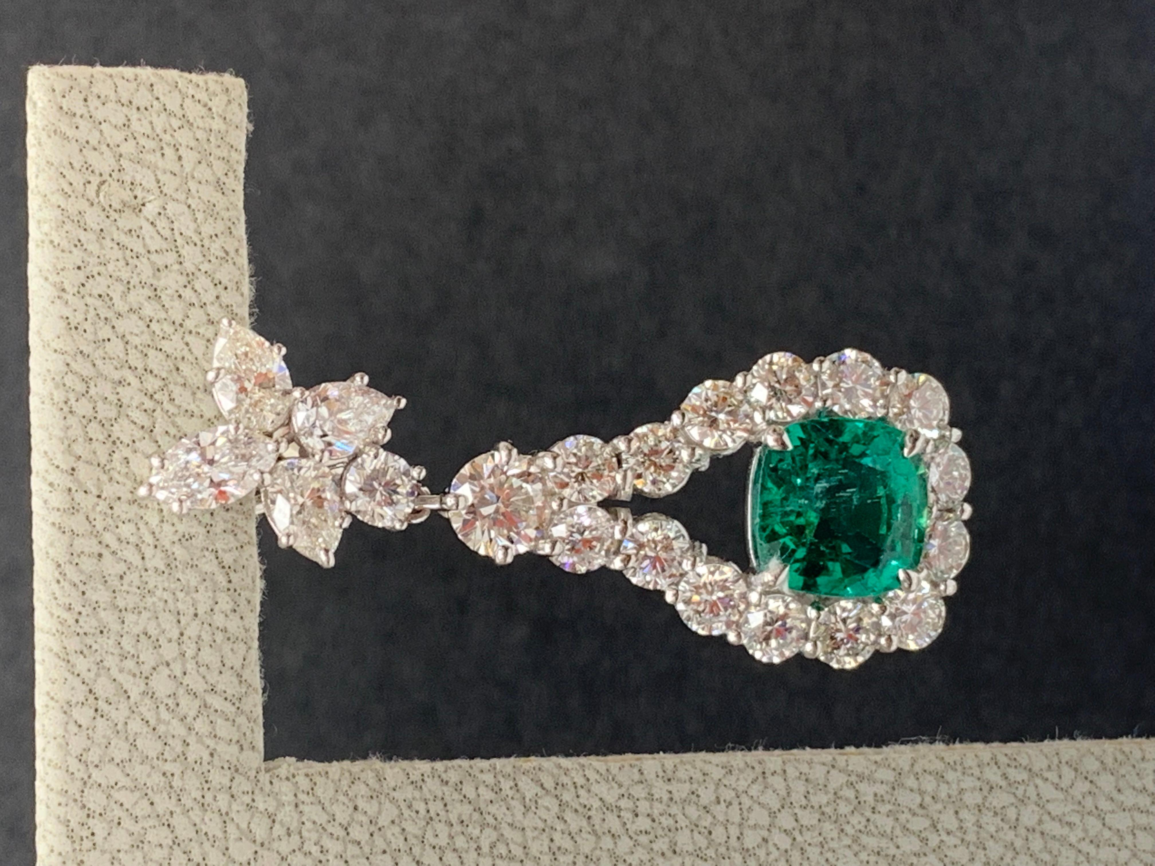 Taille coussin Boucles d'oreilles pendantes en or blanc 18 carats avec émeraudes et diamants de 4,62 carats à taille coussin en vente
