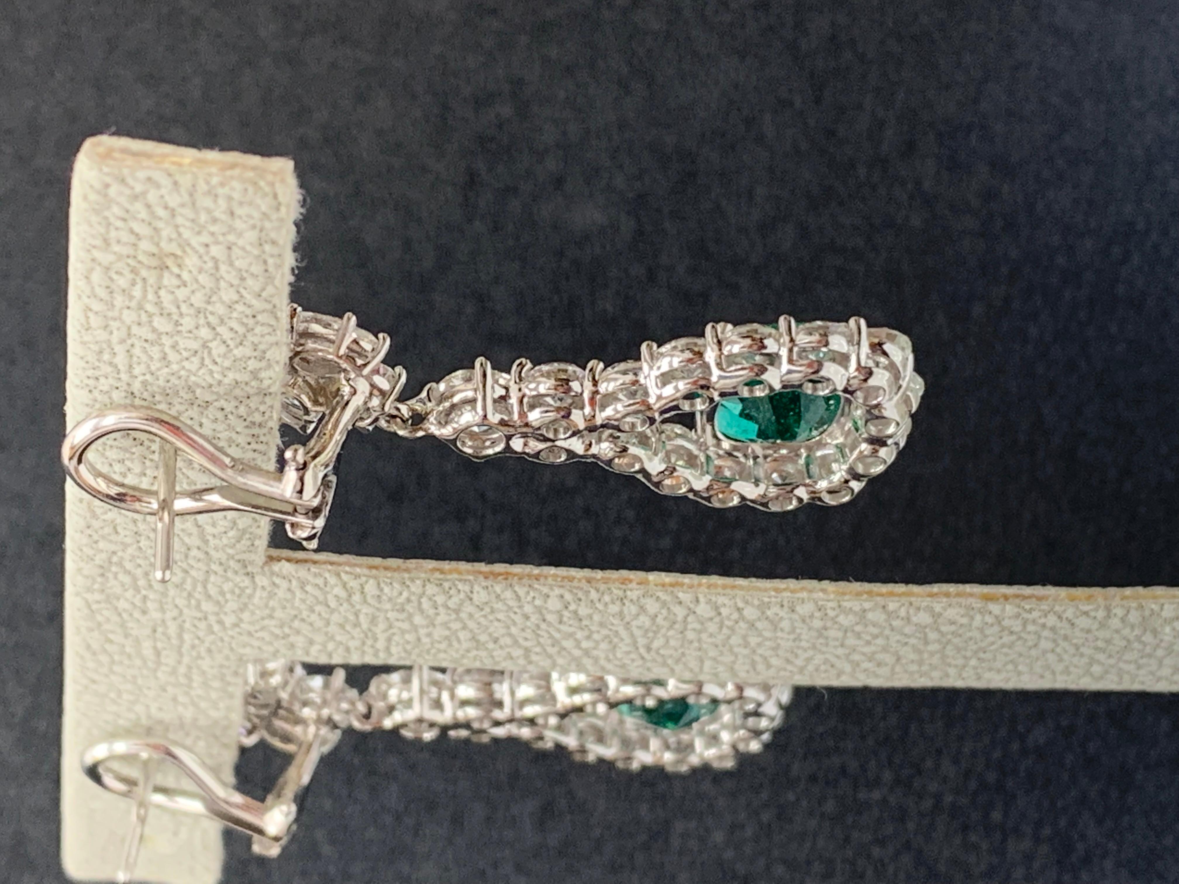 Boucles d'oreilles pendantes en or blanc 18 carats avec émeraudes et diamants de 4,62 carats à taille coussin en vente 2