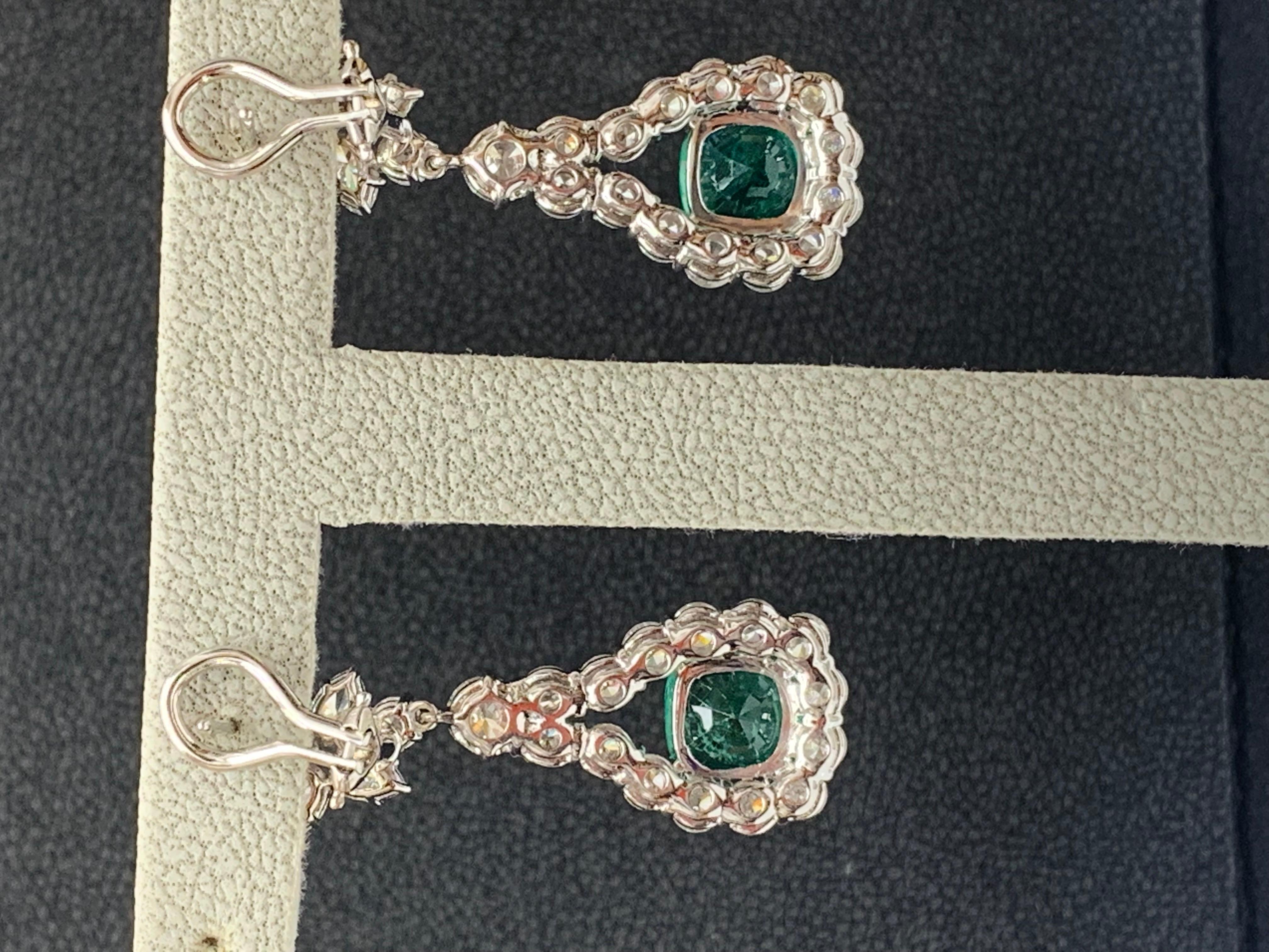 Boucles d'oreilles pendantes en or blanc 18 carats avec émeraudes et diamants de 4,62 carats à taille coussin en vente 3