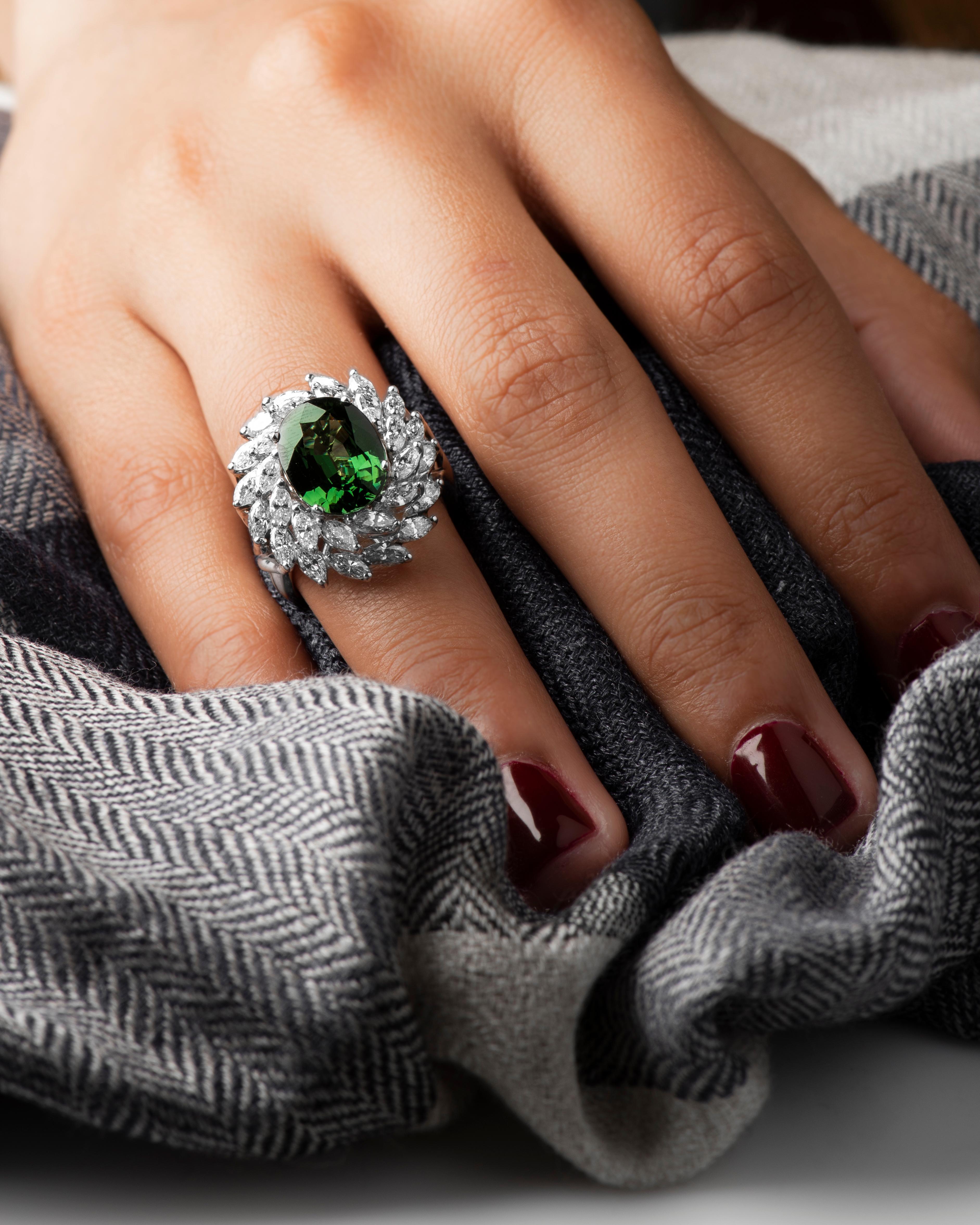 Taille ovale Bague de 4,62 carats de saphir vert naturel avec 2,75 poids total de diamant marquise en vente
