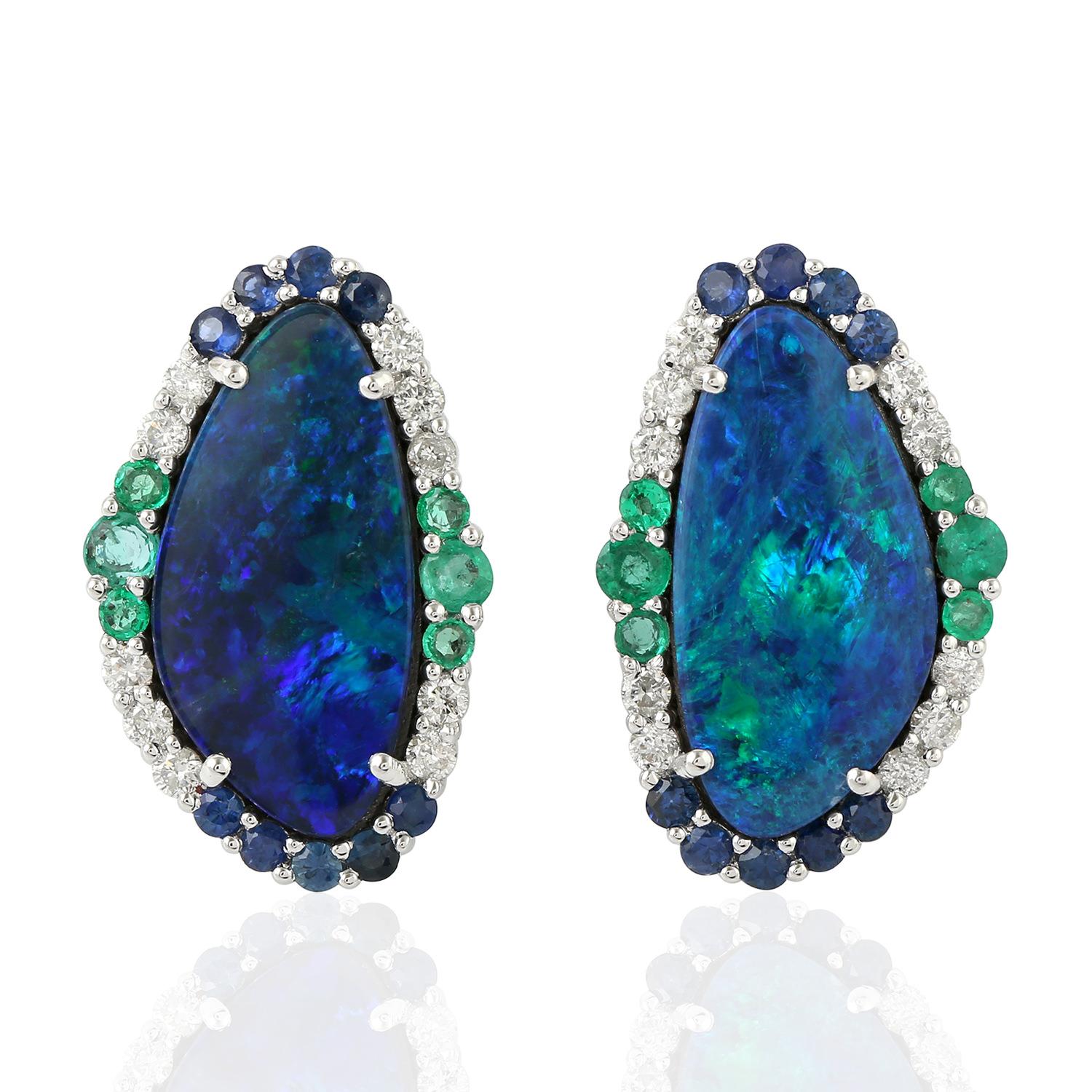 Cabochon Orecchini a perno in oro 18 carati con diamante e smeraldo Opale da 4,62 carati in vendita