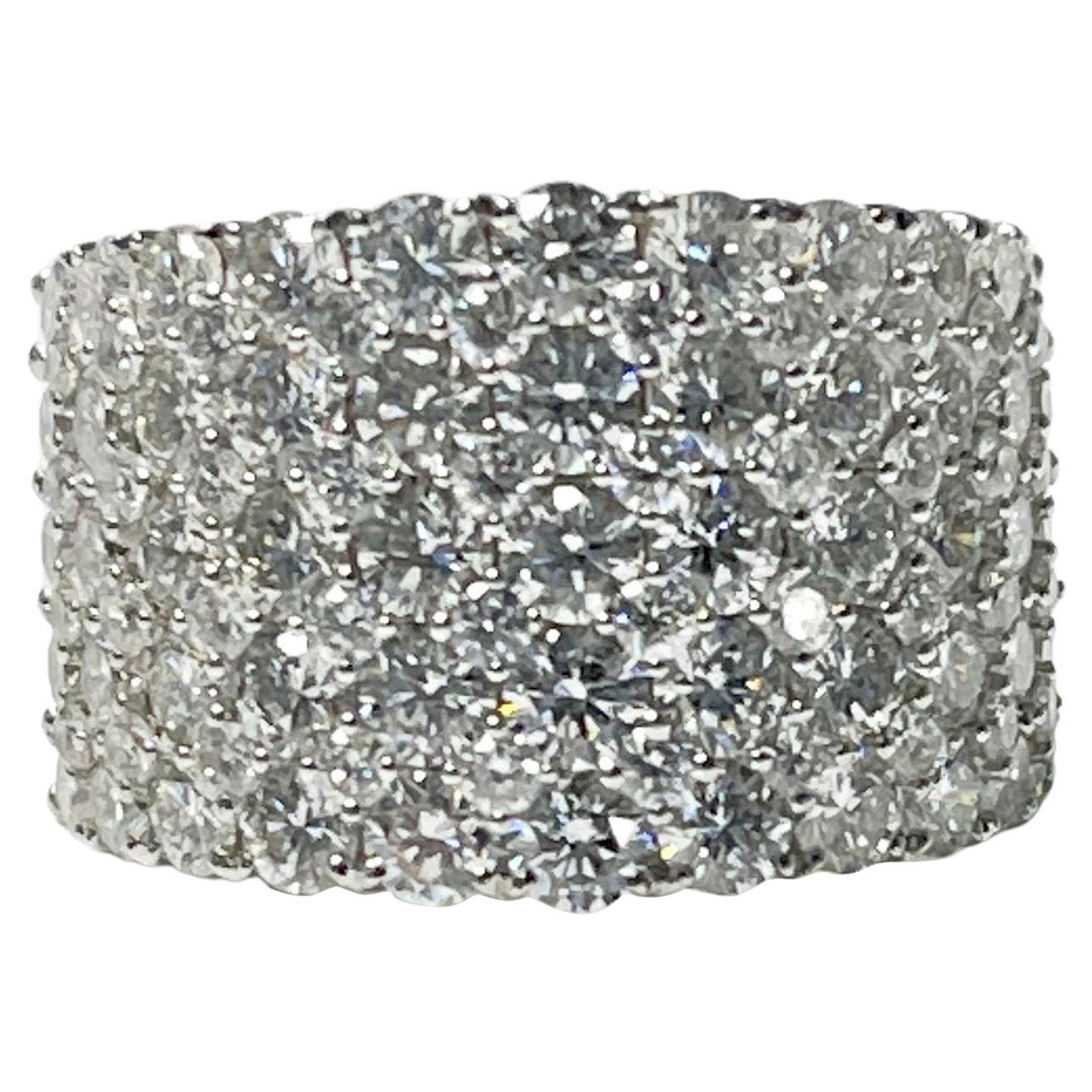 Bague en or blanc 18 carats sertie de diamants blancs de 4,62 carats sertis en pavé