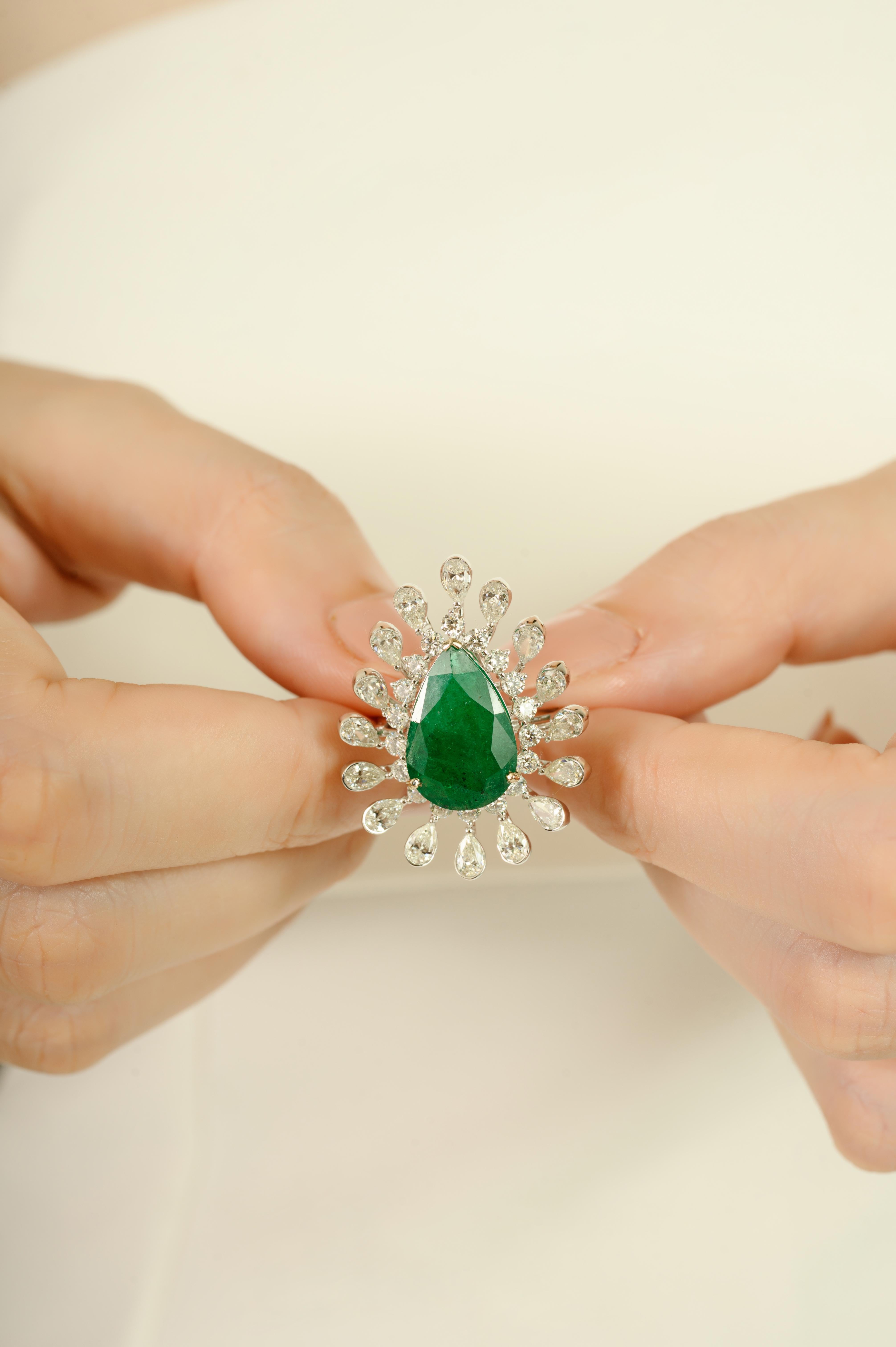 Im Angebot: 4,62 Karat Smaragd im Birnenschliff & 2,64 Karat Diamant-Halo-Cocktailring aus 18k Weißgold () 2