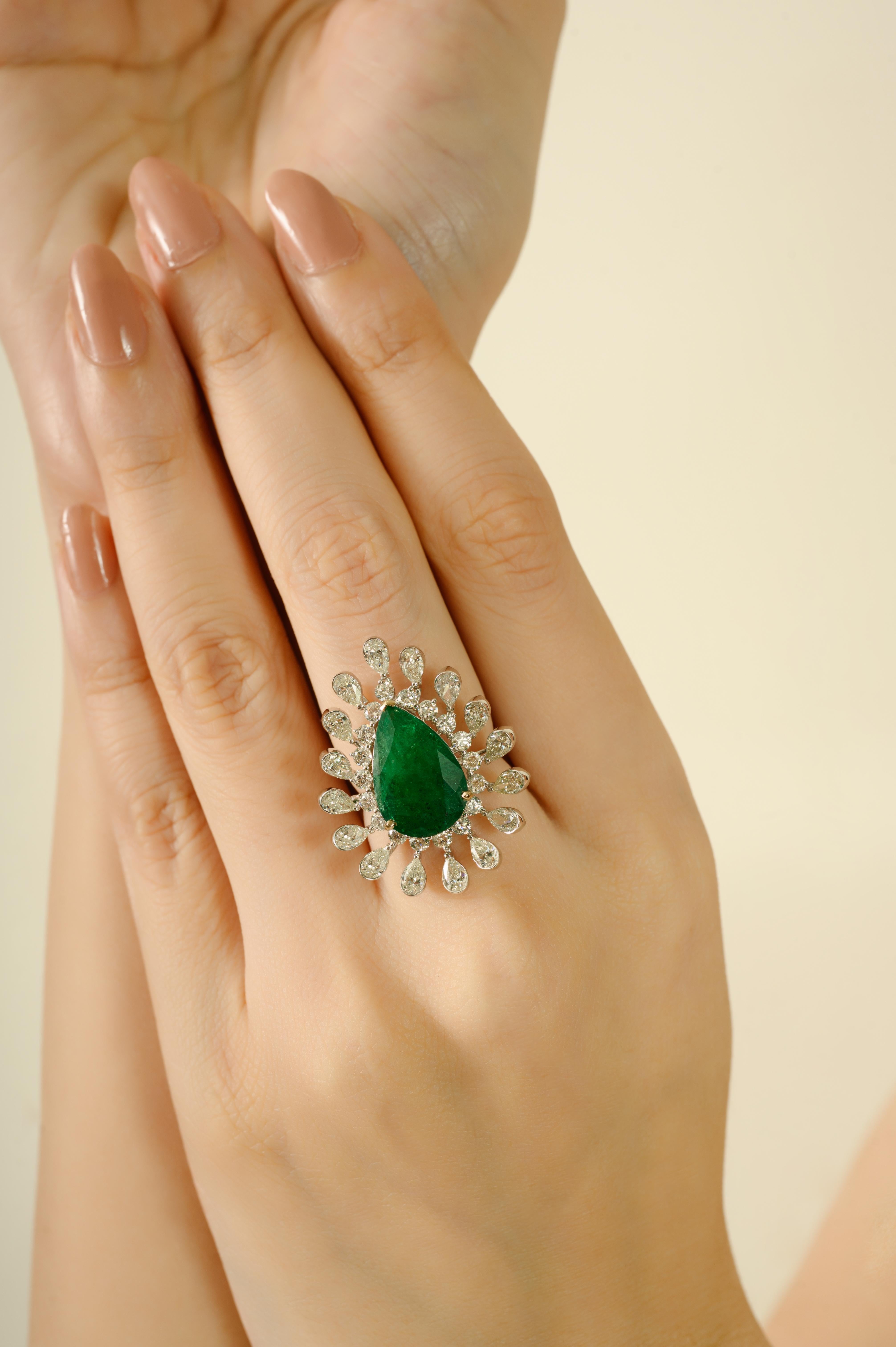 Im Angebot: 4,62 Karat Smaragd im Birnenschliff & 2,64 Karat Diamant-Halo-Cocktailring aus 18k Weißgold () 4