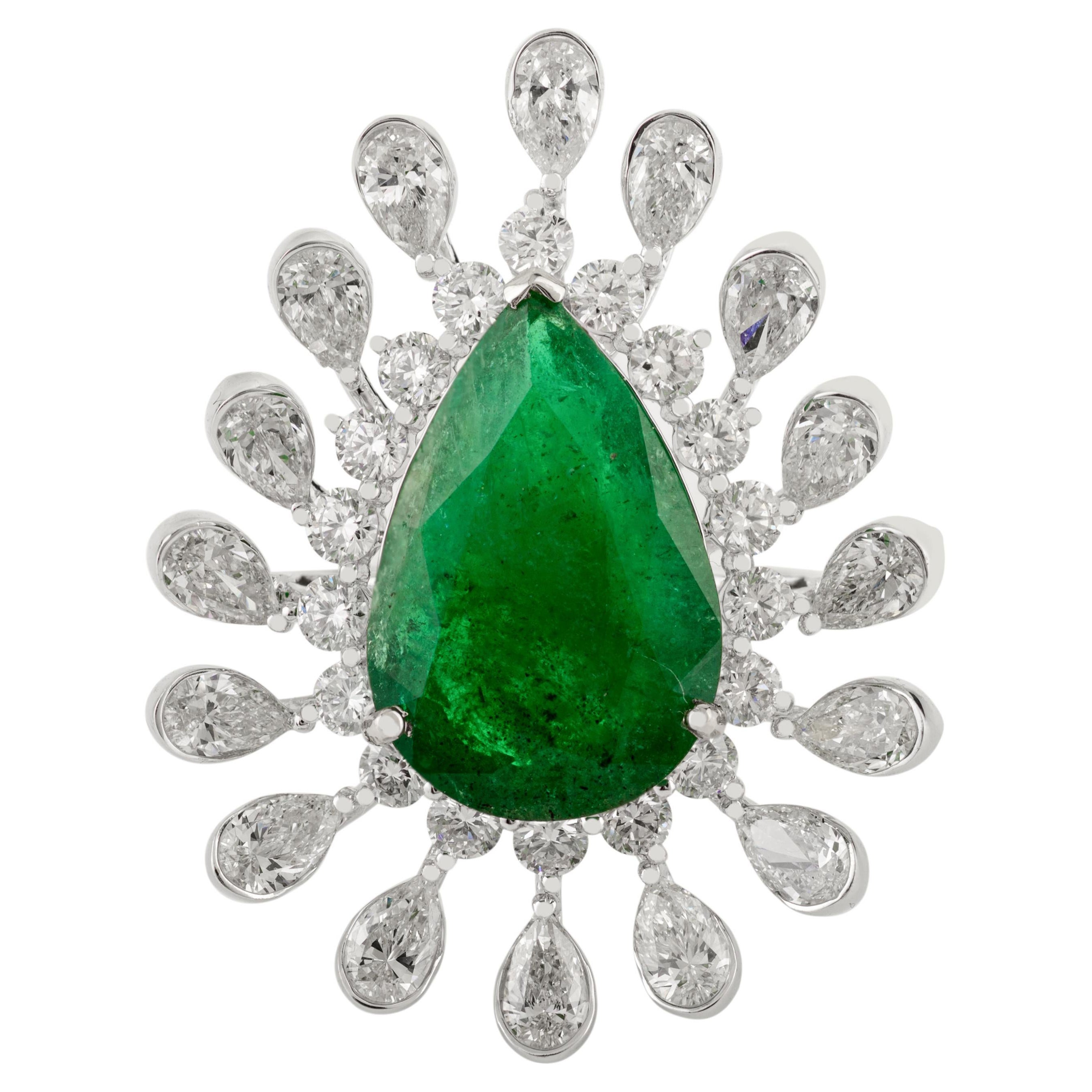 4,62 Karat Smaragd im Birnenschliff 
2,64 Karat Diamant-Halo-Cocktailring aus 18k Weißgold