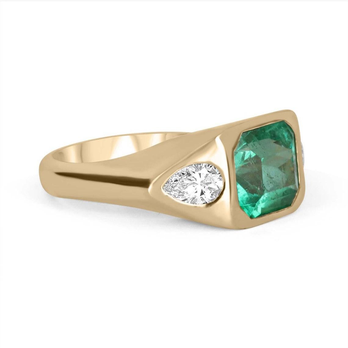Qui è presentato un anello a tre pietre con smeraldo e diamante, unico nel suo genere e di qualità AAA, che lascia senza fiato. La pietra centrale è uno splendido smeraldo colombiano da 3,89 carati. Questa gemma mostra un colore verde vivo e