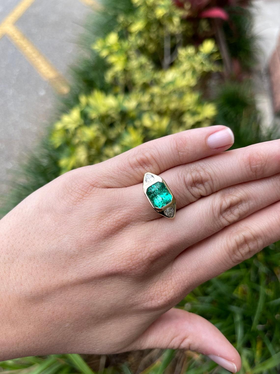 Taglio smeraldo Anello Heirloom con smeraldo colombiano e diamante perlato a 3 pietre da 4,62tcw con castone in 18 carati in vendita