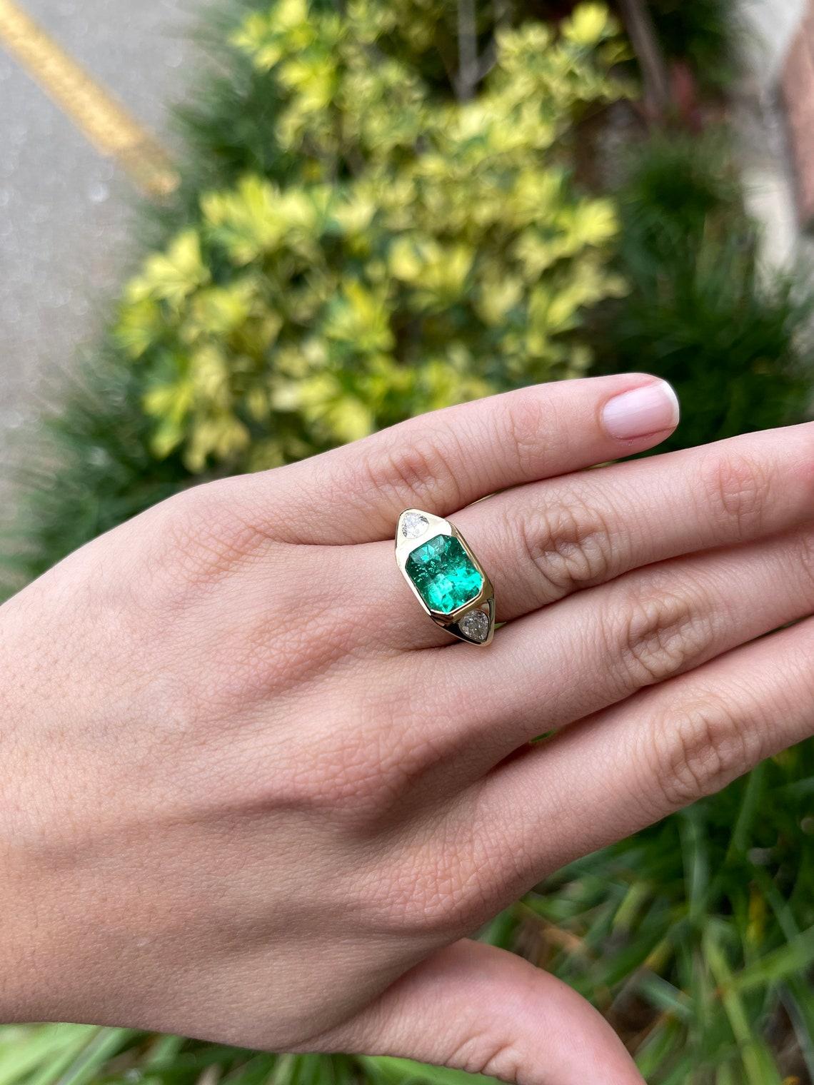 Anello Heirloom con smeraldo colombiano e diamante perlato a 3 pietre da 4,62tcw con castone in 18 carati In condizioni Nuovo in vendita a Jupiter, FL