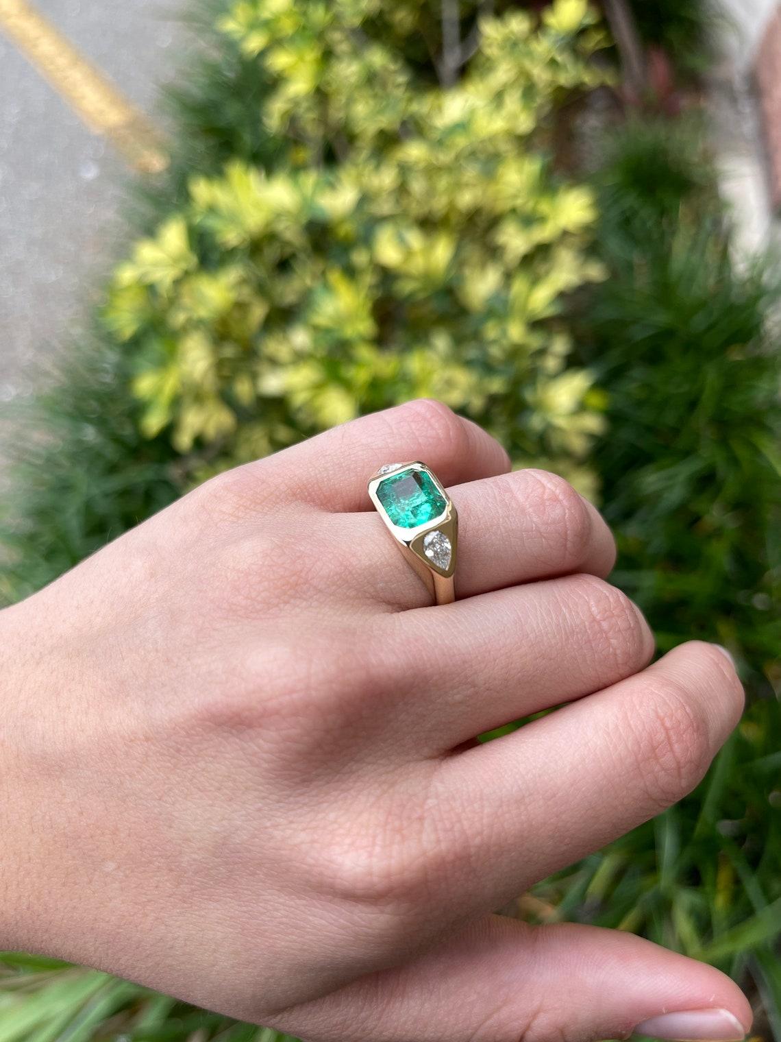 Donna Anello Heirloom con smeraldo colombiano e diamante perlato a 3 pietre da 4,62tcw con castone in 18 carati in vendita
