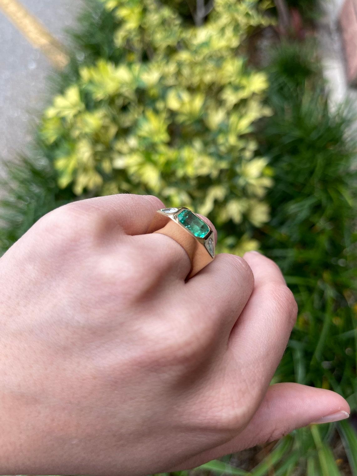 Anello Heirloom con smeraldo colombiano e diamante perlato a 3 pietre da 4,62tcw con castone in 18 carati in vendita 1